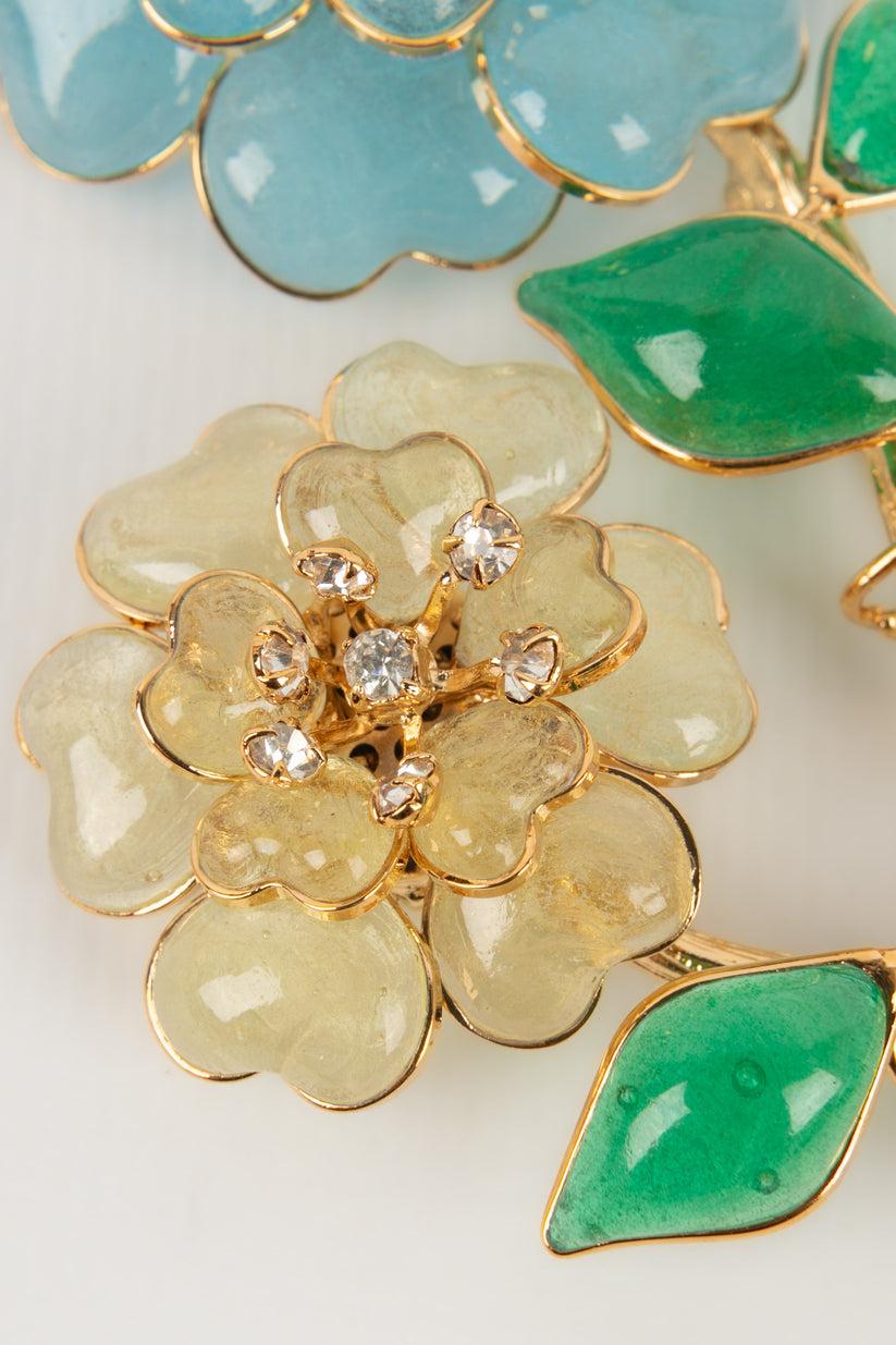 Augustine Golden Metal, Glass Paste, and Rhinestones Flower Brooch In Good Condition For Sale In SAINT-OUEN-SUR-SEINE, FR