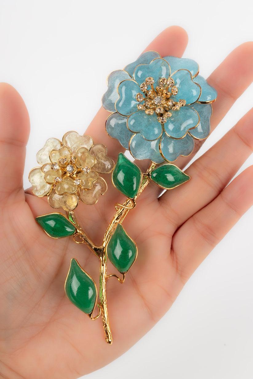 Augustine Golden Metal, Glass Paste, and Rhinestones Flower Brooch For Sale 2