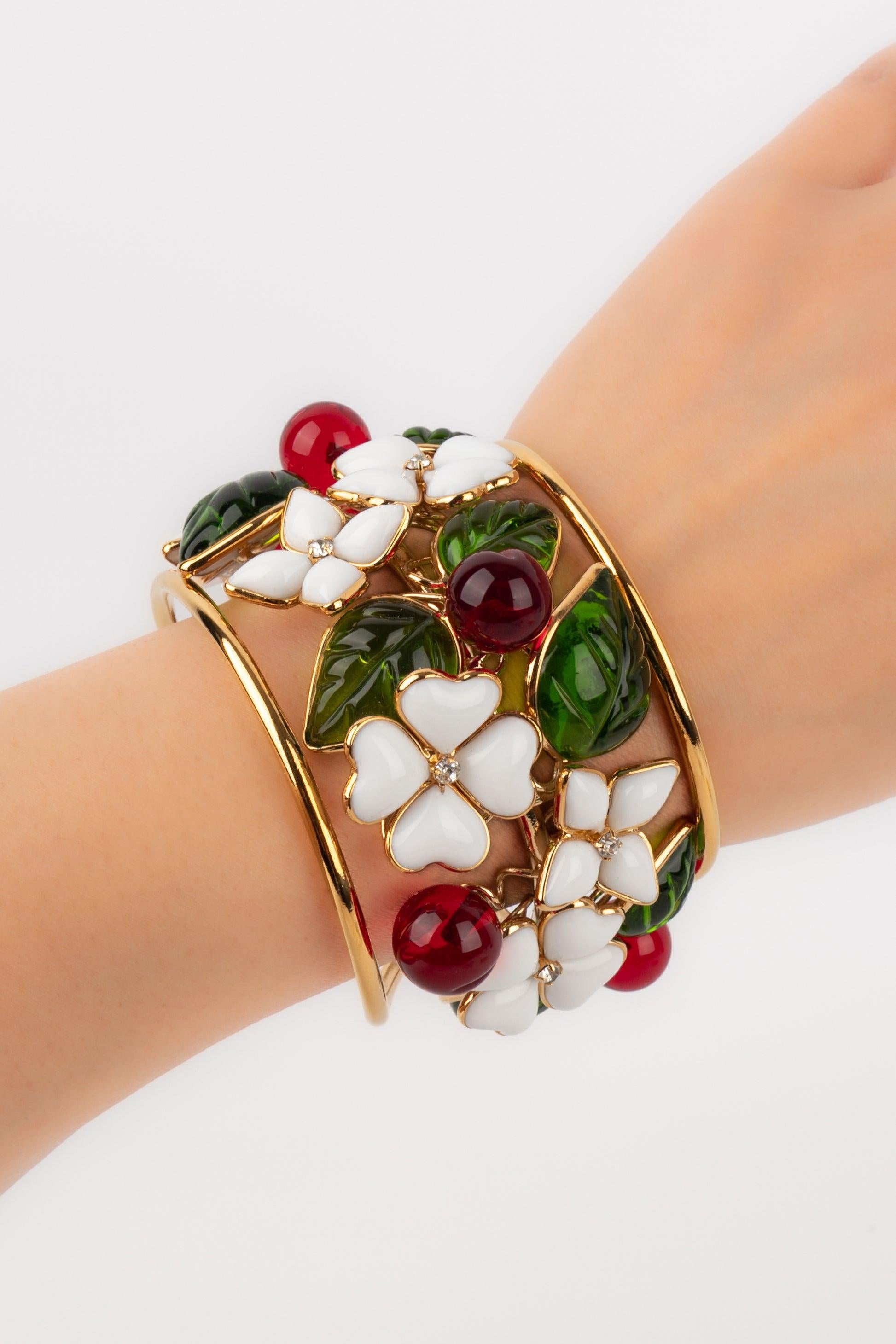 Augustine - (Made in France) Golden metal cuff bracelet decorated with a glass paste flower pattern.

Additional information:
Condition: Very good condition
Dimensions: Length: 13.5 cm

Seller Reference: BRA115