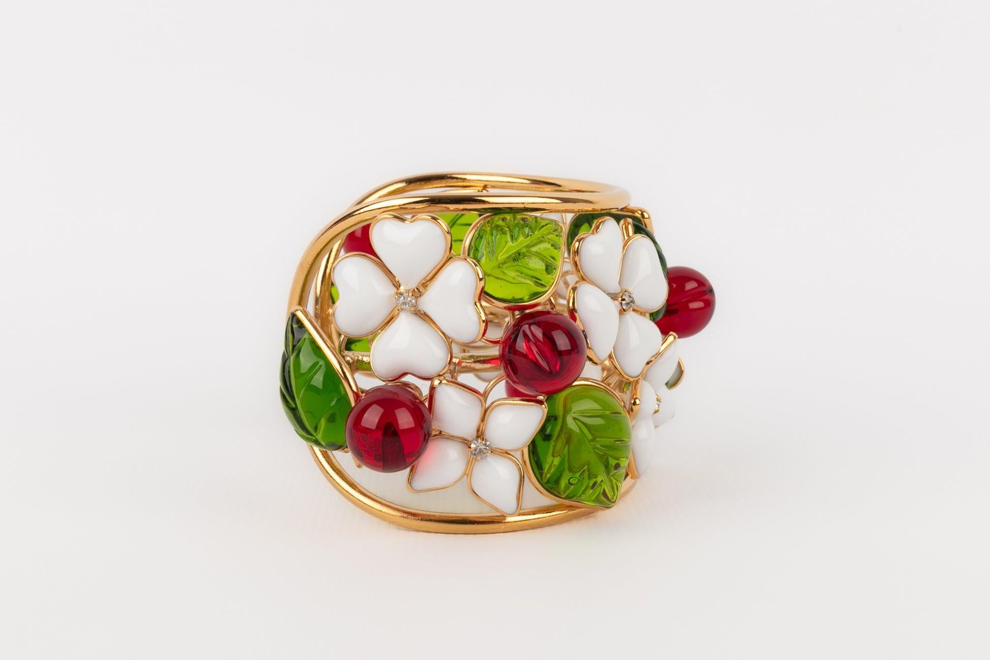 Augustine Golden Metal Glass Paste Flower Cuff Bracelet In Excellent Condition In SAINT-OUEN-SUR-SEINE, FR