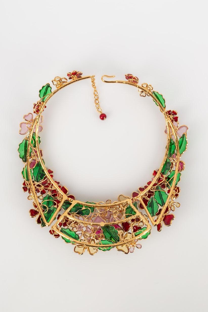 Augustine Golden Metal Necklace with Glass Paste Flowers In Excellent Condition For Sale In SAINT-OUEN-SUR-SEINE, FR