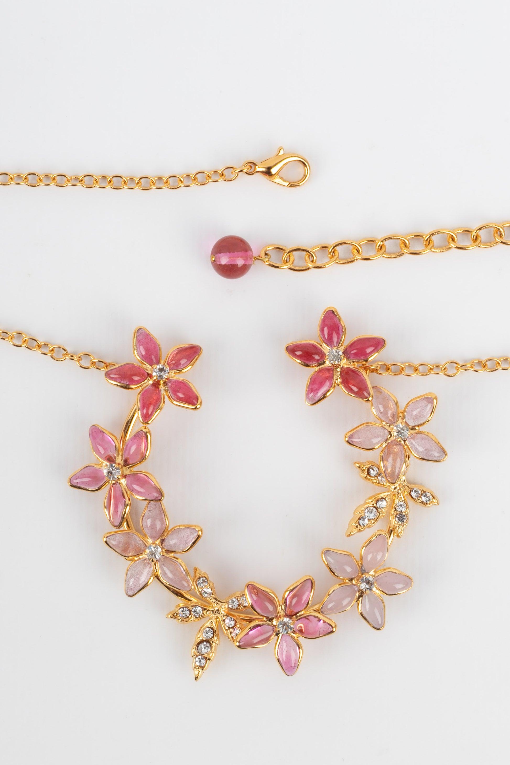 Augustine Golden Metal Necklace with Rhinestones and Glass Paste in Pink Tones In Excellent Condition For Sale In SAINT-OUEN-SUR-SEINE, FR