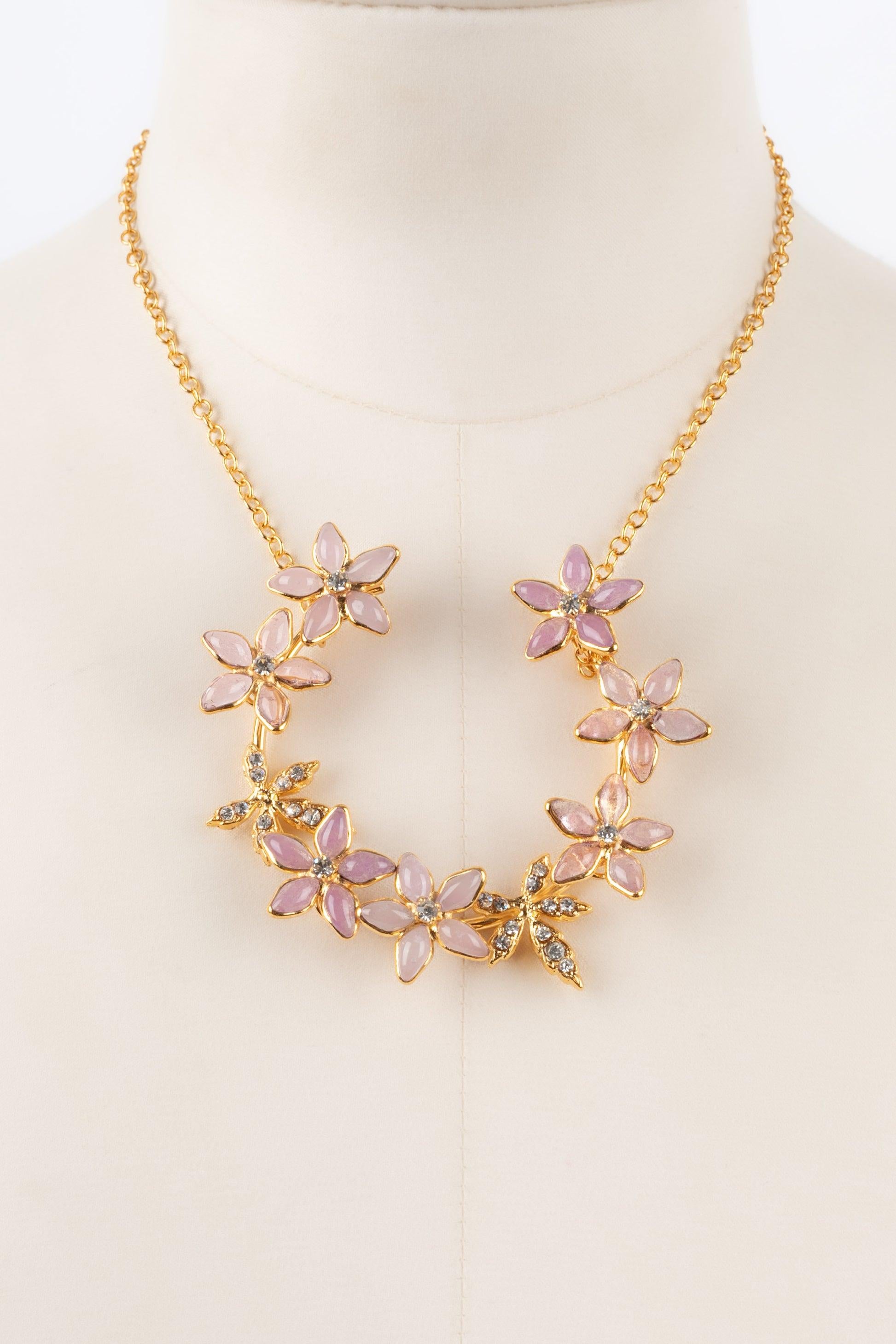 Augustine Golden Metal Necklace with Rhinestones and Glass Paste Pale Pink Tones In Excellent Condition For Sale In SAINT-OUEN-SUR-SEINE, FR