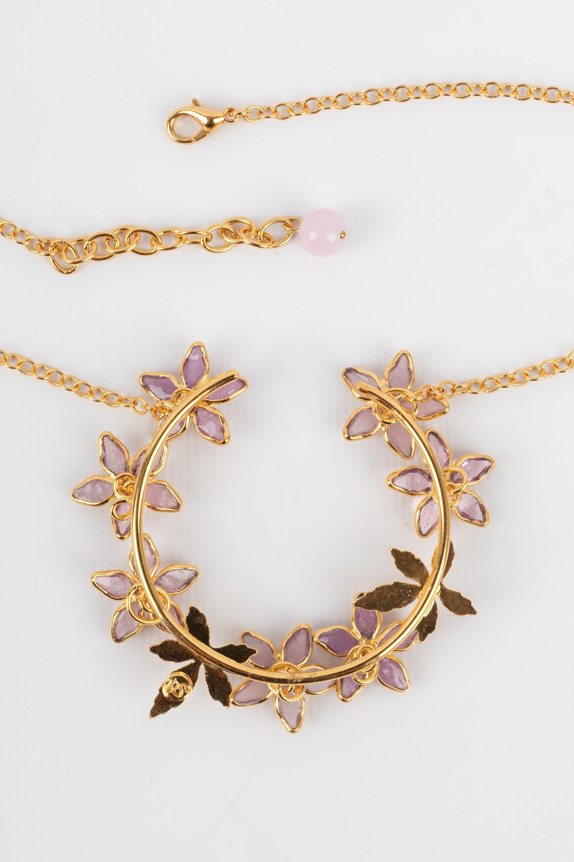 Augustine Golden Metal Necklace with Rhinestones and Glass Paste Pale Pink Tones For Sale 2