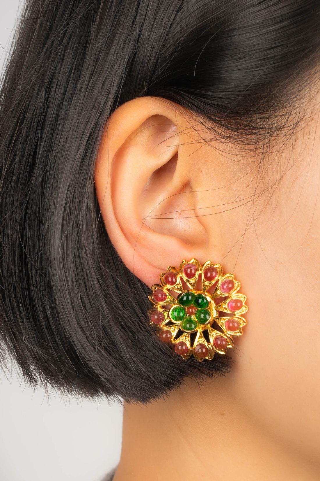 AUGUSTINE - (Fabriqué en France) Boucles d'oreilles à clip en métal doré avec pâte de verre.

Informations complémentaires :
Condit : Très bon état.
Dimensions : Hauteur : 4 cm

Référence du vendeur : BO382