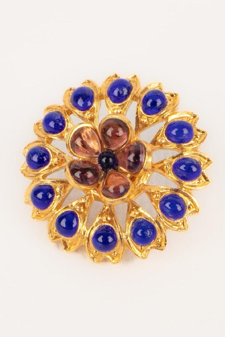 Boucles d'oreilles ajourées Augustine en métal doré avec pâte de verre en vente 1