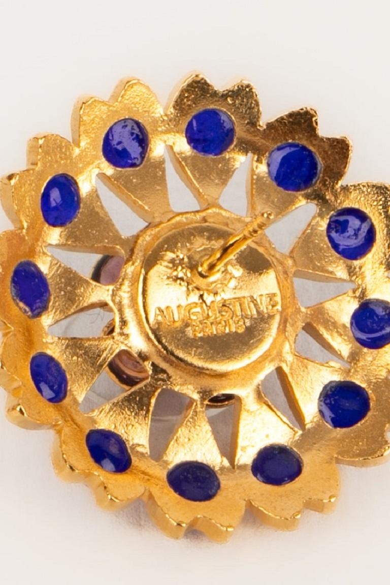 Boucles d'oreilles ajourées Augustine en métal doré avec pâte de verre en vente 2