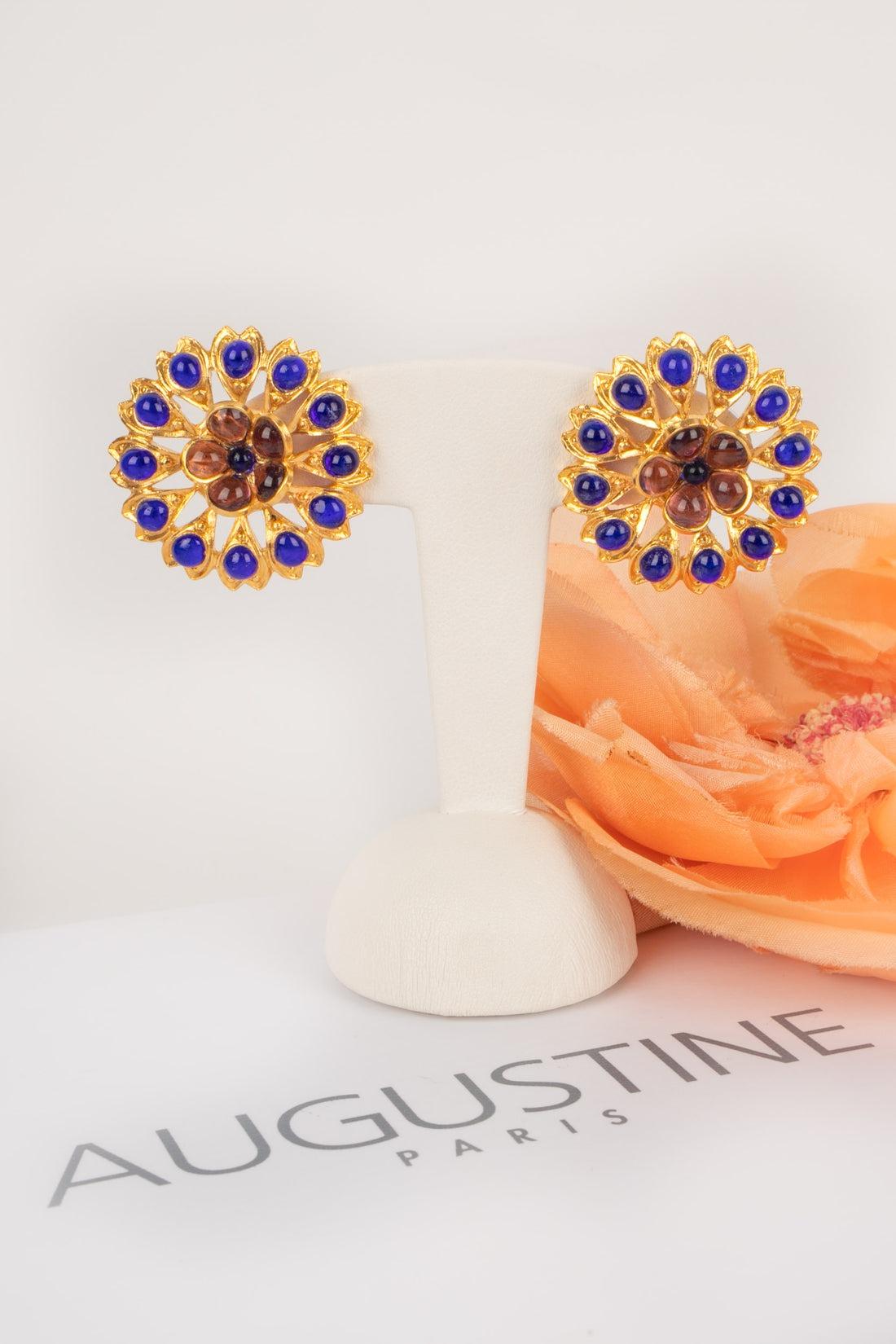 Boucles d'oreilles ajourées Augustine en métal doré avec pâte de verre en vente 3