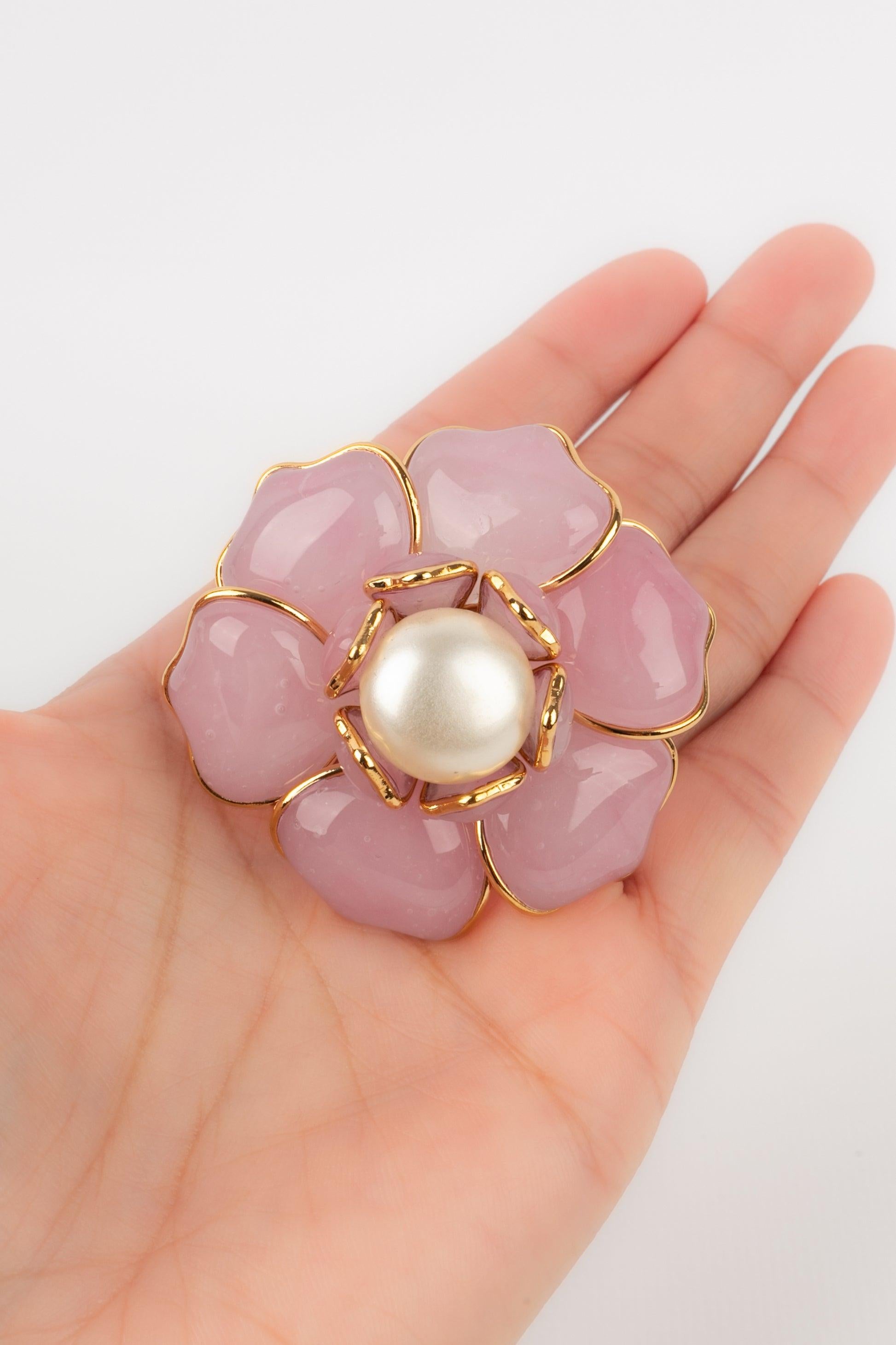 Augustine - (Made in France) Golden metal pendant brooch with pink glass paste and a pearly cabochon.

Additional information:
Condition: Very good condition
Dimensions: Height: 6.5 cm

Seller Reference: BR198