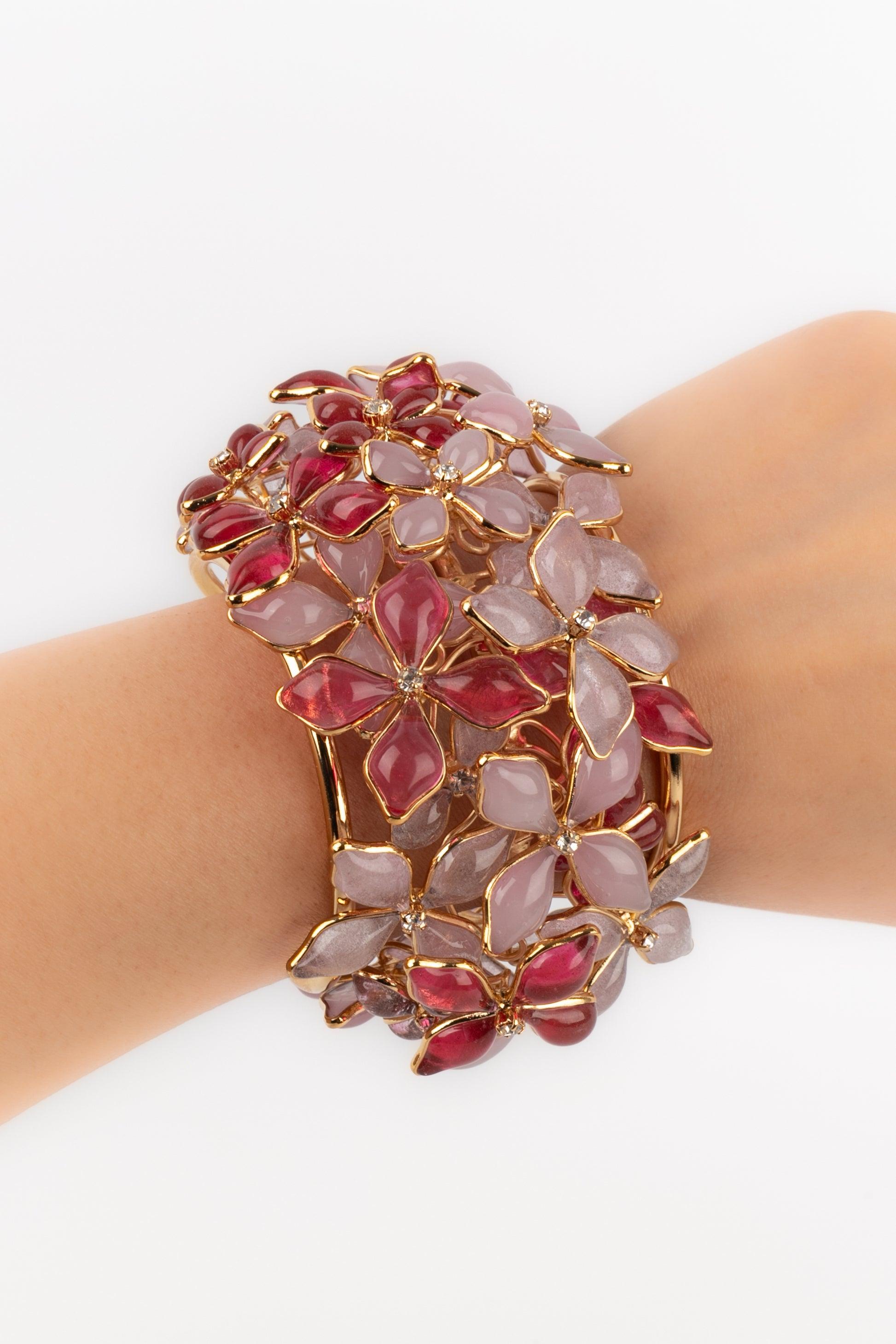 Augustine - (Made in France) Golden metal cuff bracelet with pink glass paste flowers.

Additional information:
Condition: Very good condition
Dimensions: Circumference: 14 cm - Opening: 2.5 cm - Height: 4.5 cm

Seller Reference: BRA190