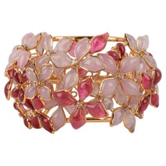 Bracciale Augustine in metallo dorato con fiori rosa