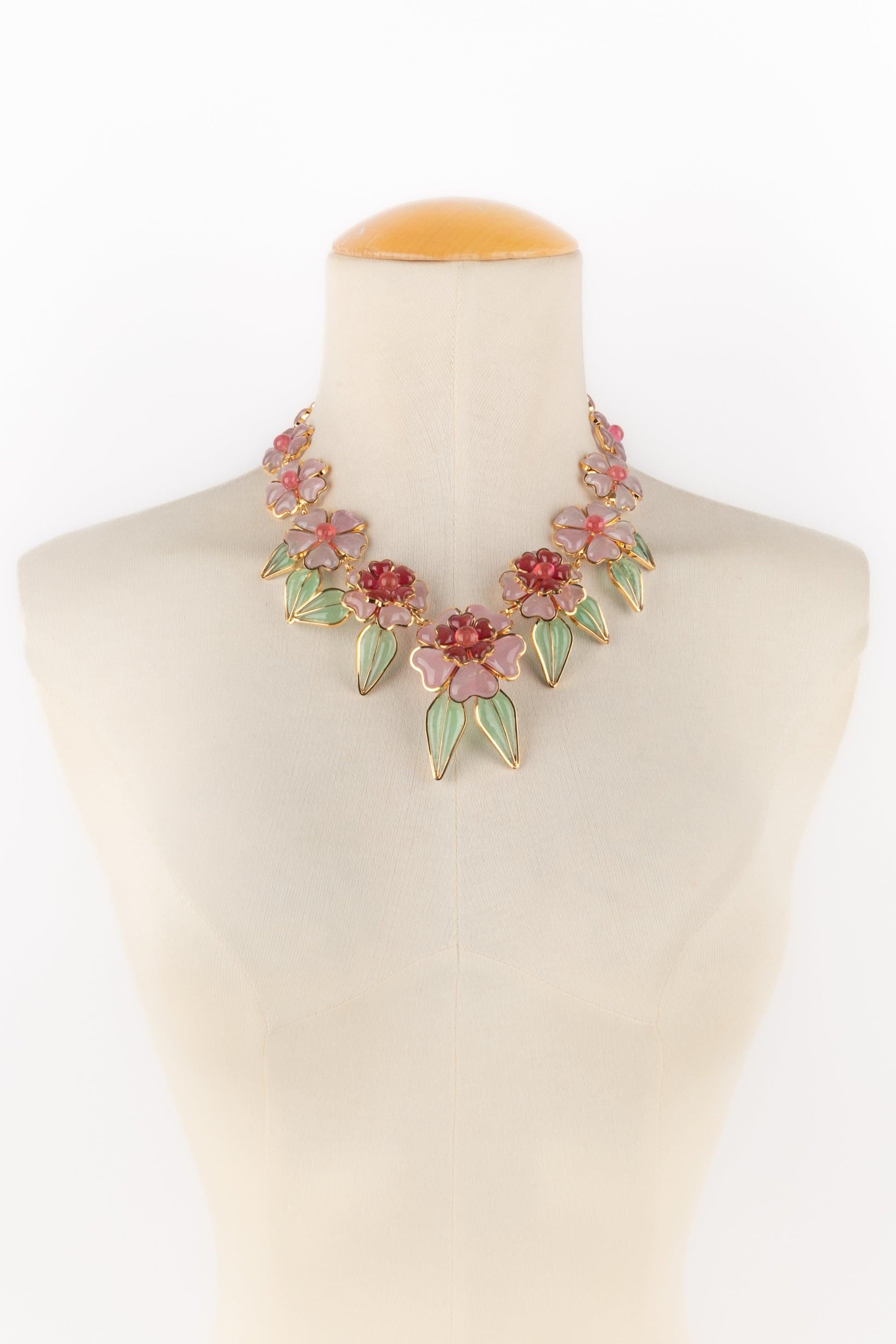 Augustine - (Made in France) Golden metal articulated necklace with pink and green glass paste representing flowers.

Additional information:
Condition: Very good condition
Dimensions: Length: from 45 cm to 50 cm

Seller Reference: BC190