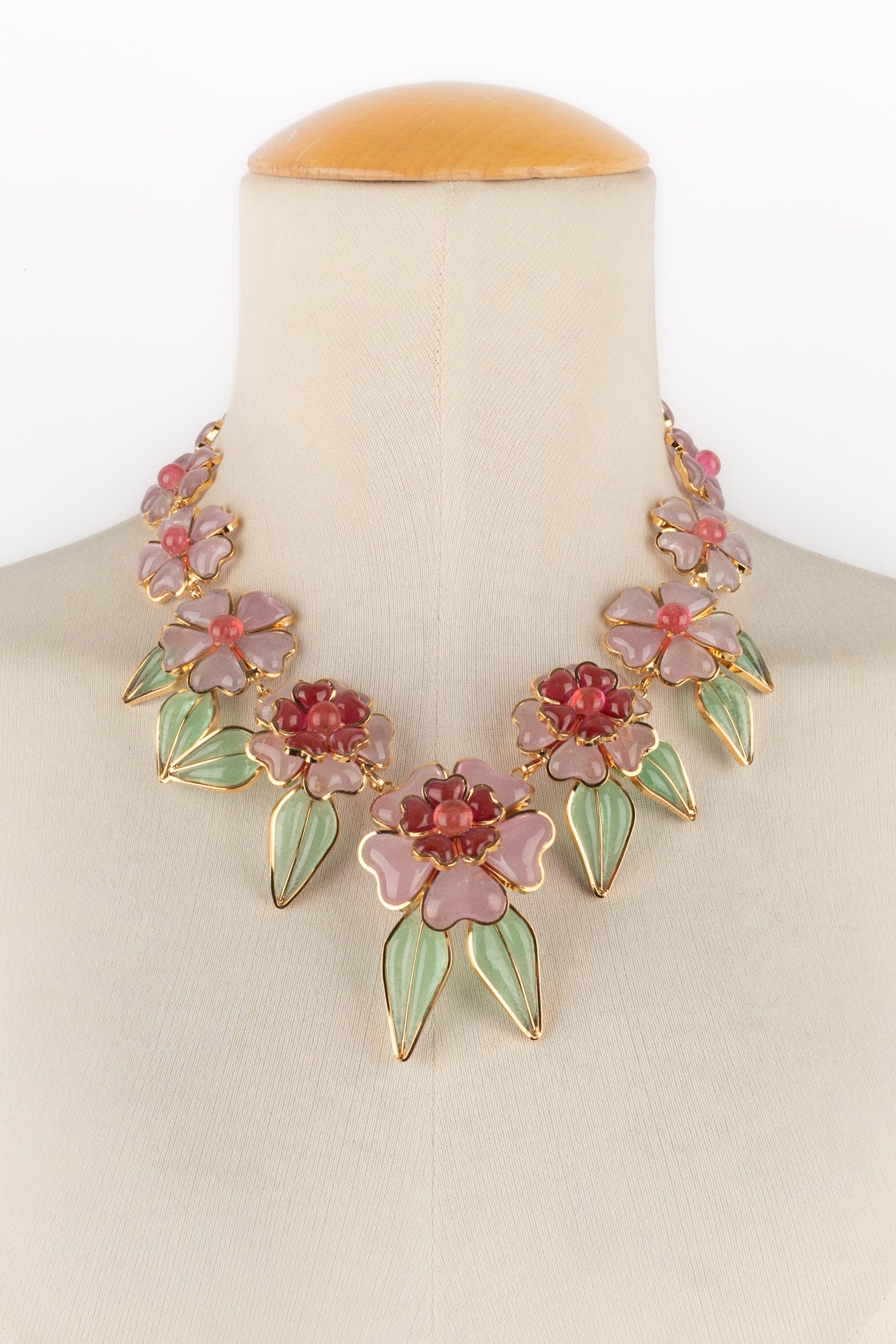 Augustine Golden Metal Pink Flower Necklace In Excellent Condition For Sale In SAINT-OUEN-SUR-SEINE, FR