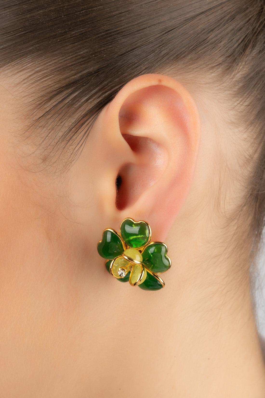 Augustine - (Made in France) Golden metal two-tone flower earrings with glass paste and decorated with a rhinestone.

Additional information:
Condition: Very good condition
Dimensions: Height: 2.5 cm

Seller Reference: BO235