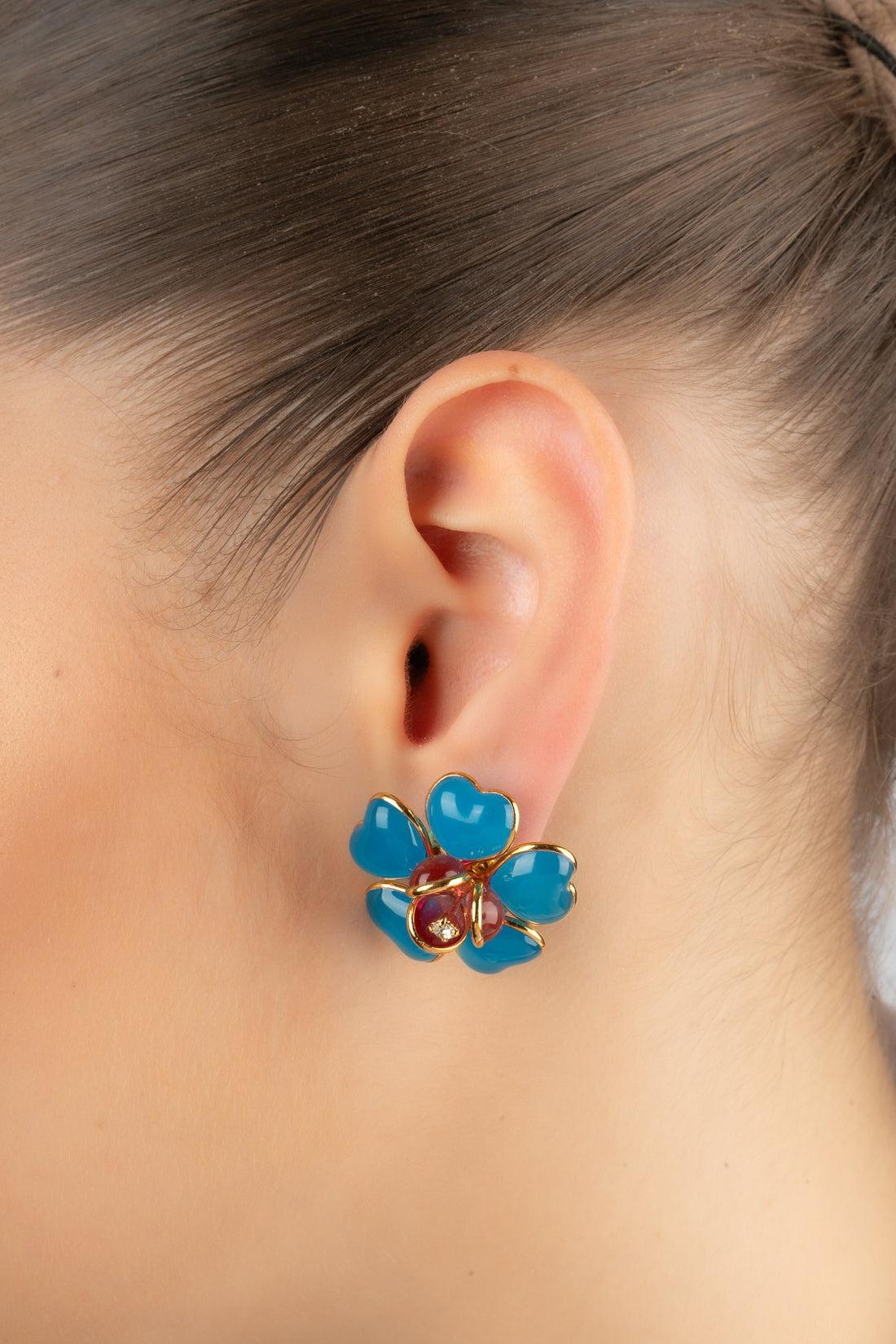 Augustine - (Made in France) Golden metal two-tone flower earrings with glass paste and decorated with a rhinestone.

Additional information:
Condition: Very good condition
Dimensions: Height: 2.5 cm

Seller Reference: BO217