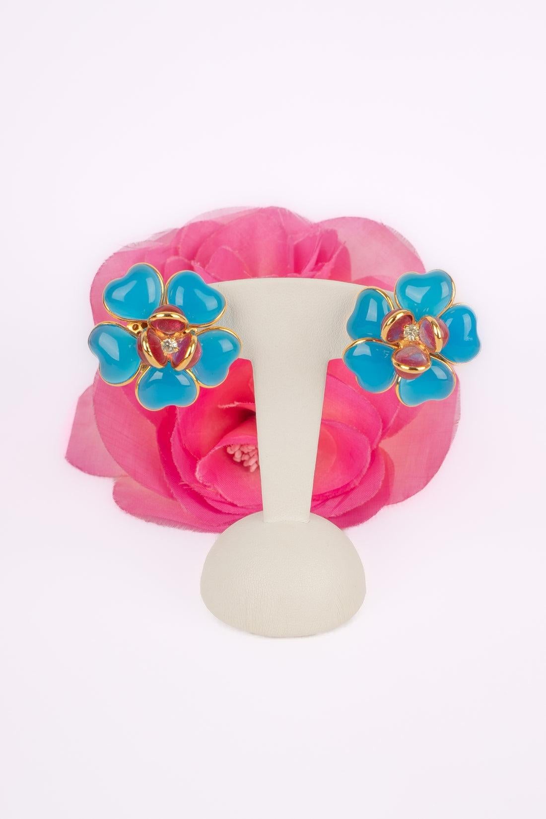 Augustine Golden Metal Two-tone Flower Earrings with Glass Paste and Rhinestone For Sale 3