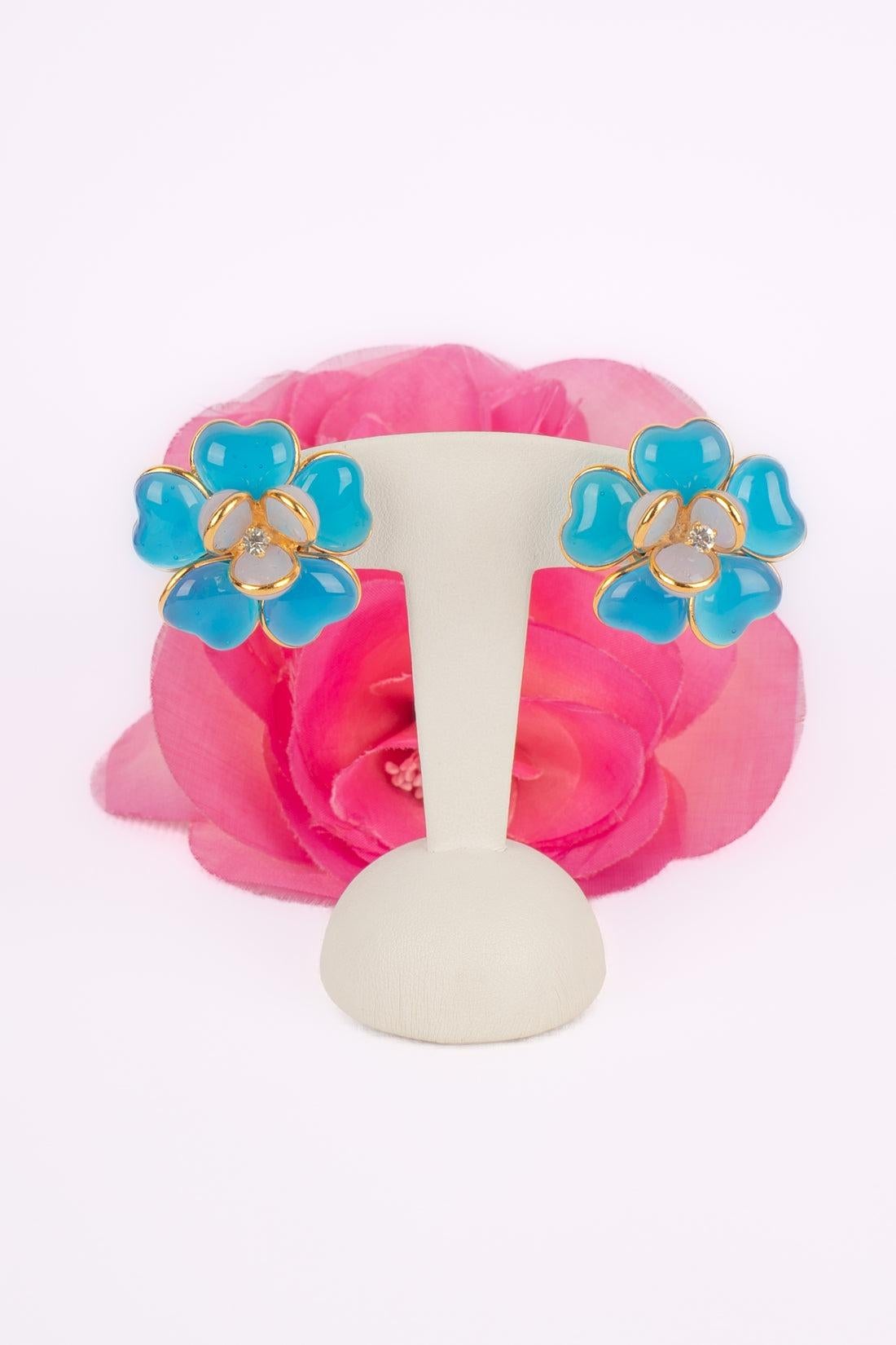 Pendientes Augustine Flor de Metal Dorado Bicolor con Pasta de Cristal y Strass en venta 3