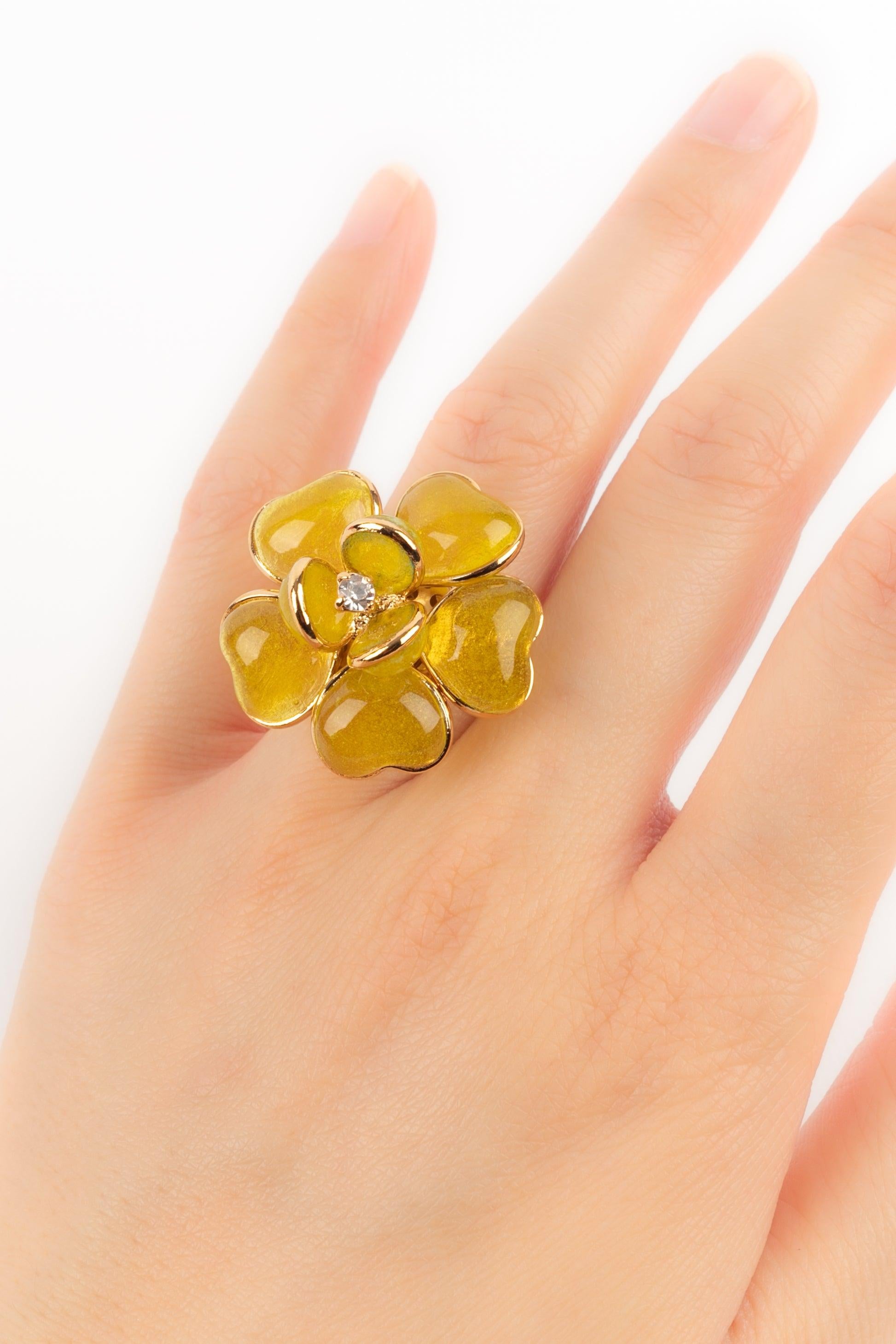 AUGUSTINE - (Made in France) Anello in metallo dorato con pasta di vetro gialla.

Informazioni aggiuntive:
Condizioni: Ottime condizioni
Dimensioni: Dimensioni regolabili

SKU:BG51
