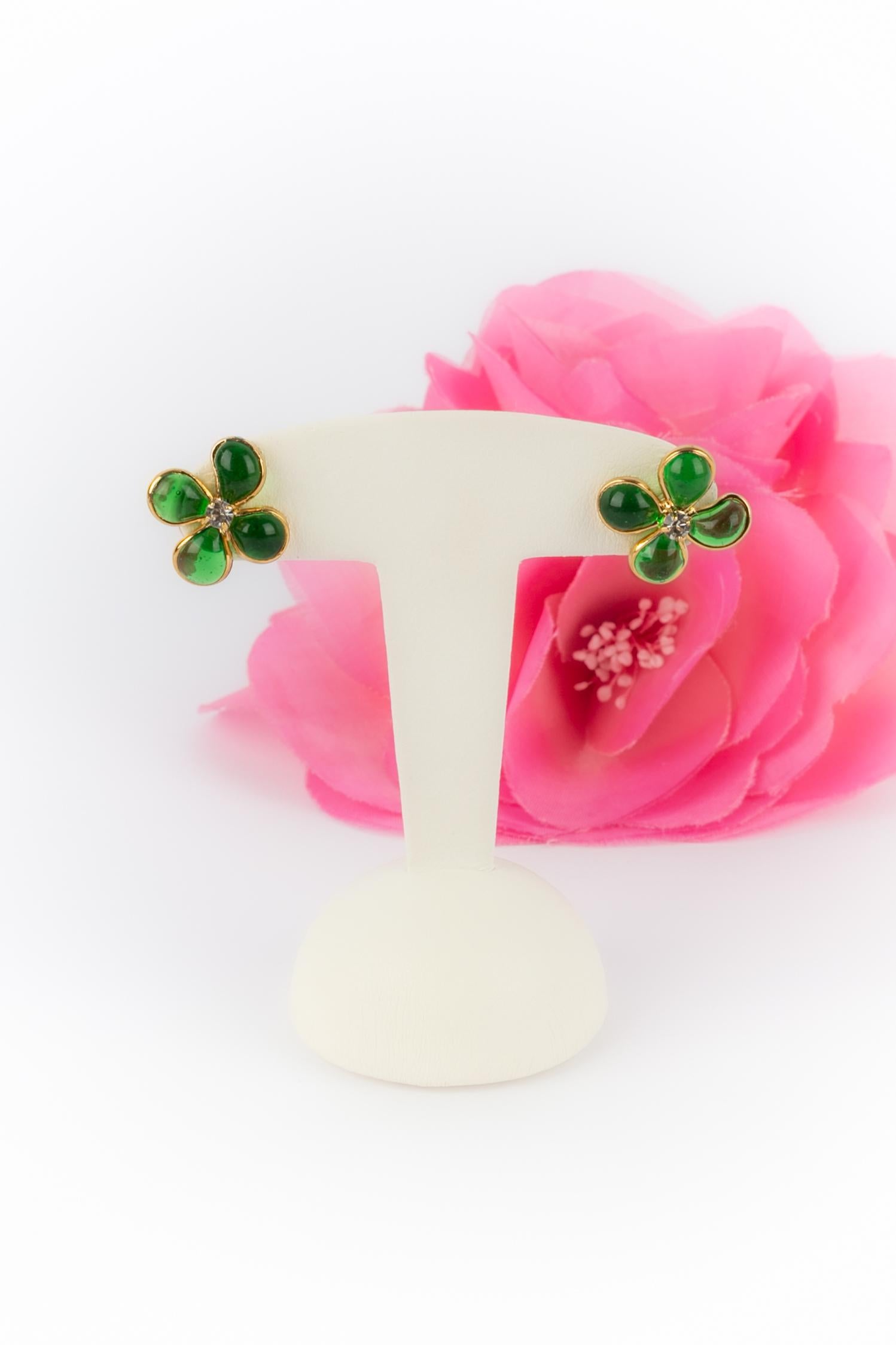 AUGUSTINE - Fabriqué en France) Boucles d'oreilles en métal doré avec strass et pâte de verre verte.

Condit :
Très bon état.

Dimensions :
Hauteur : 1.3 cm

SKU:BO420