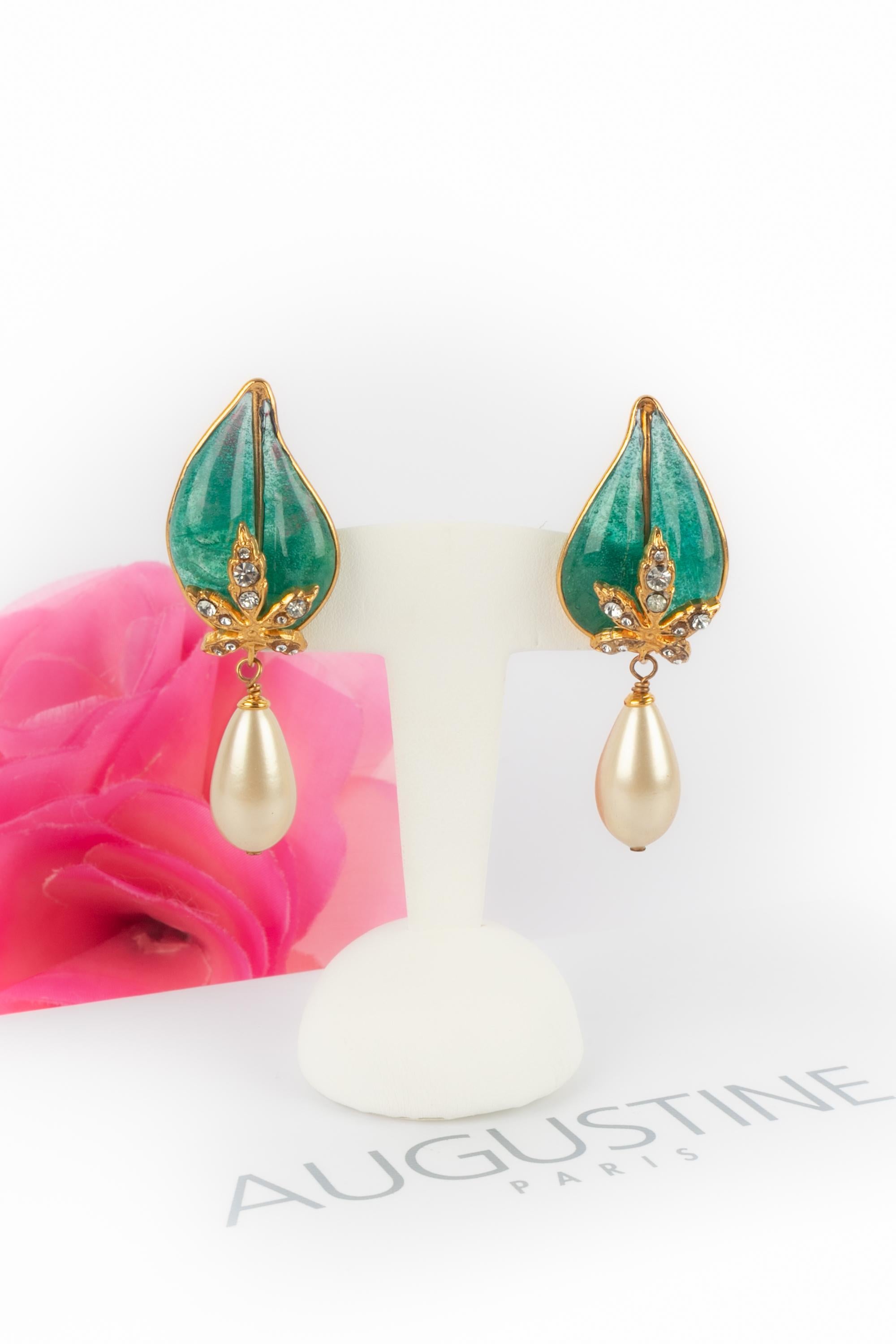 AUGUSTINE - (Made in France) Orecchini in metallo dorato con pasta di vetro rosa, strass e gocce di perle in costume.

Condizioni:
Ottime condizioni

Dimensioni:
Lunghezza: 6 cm

SKU:BO26