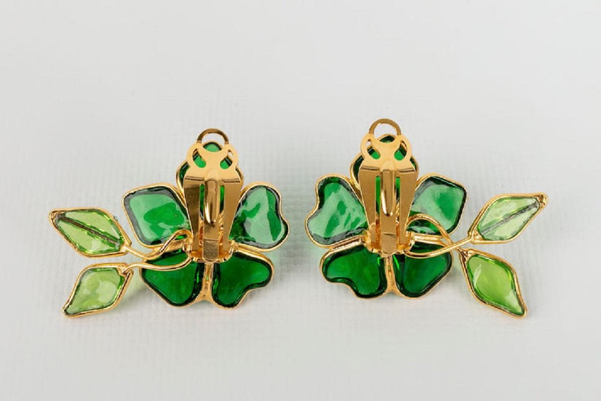 Augustine Green Glass Paste and Rhinestone Clip Earrings In Excellent Condition For Sale In SAINT-OUEN-SUR-SEINE, FR