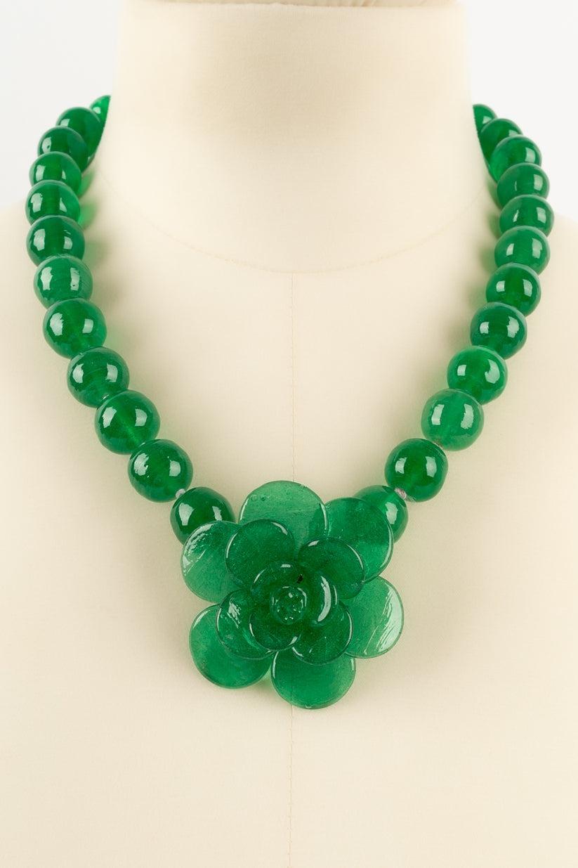 Augustine Green Glass Paste Camellia Necklace In Excellent Condition For Sale In SAINT-OUEN-SUR-SEINE, FR