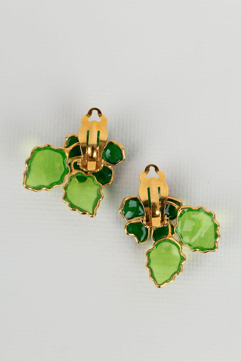 Augustine Green Paste Glass Clip Earrings  In Excellent Condition For Sale In SAINT-OUEN-SUR-SEINE, FR