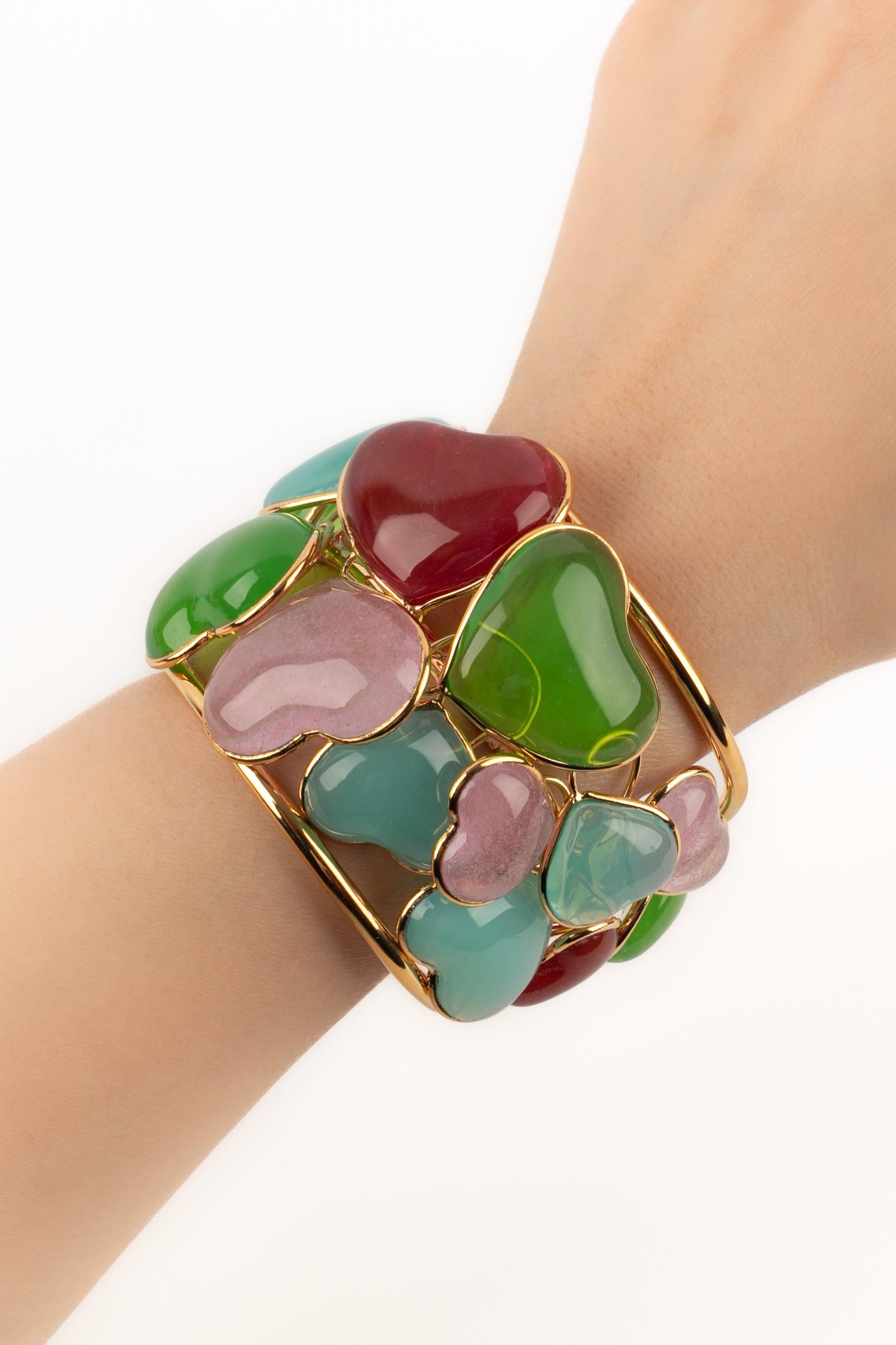 AUGUSTINE - (Made in France) Bracciale in metallo dorato con cuori in pasta di vetro.

Informazioni aggiuntive:
Condizioni: Ottime condizioni
Dimensioni: Circonferenza: 13 cm - Apertura: 2,5 cm - Larghezza: 5 cm

SKU:BRA282