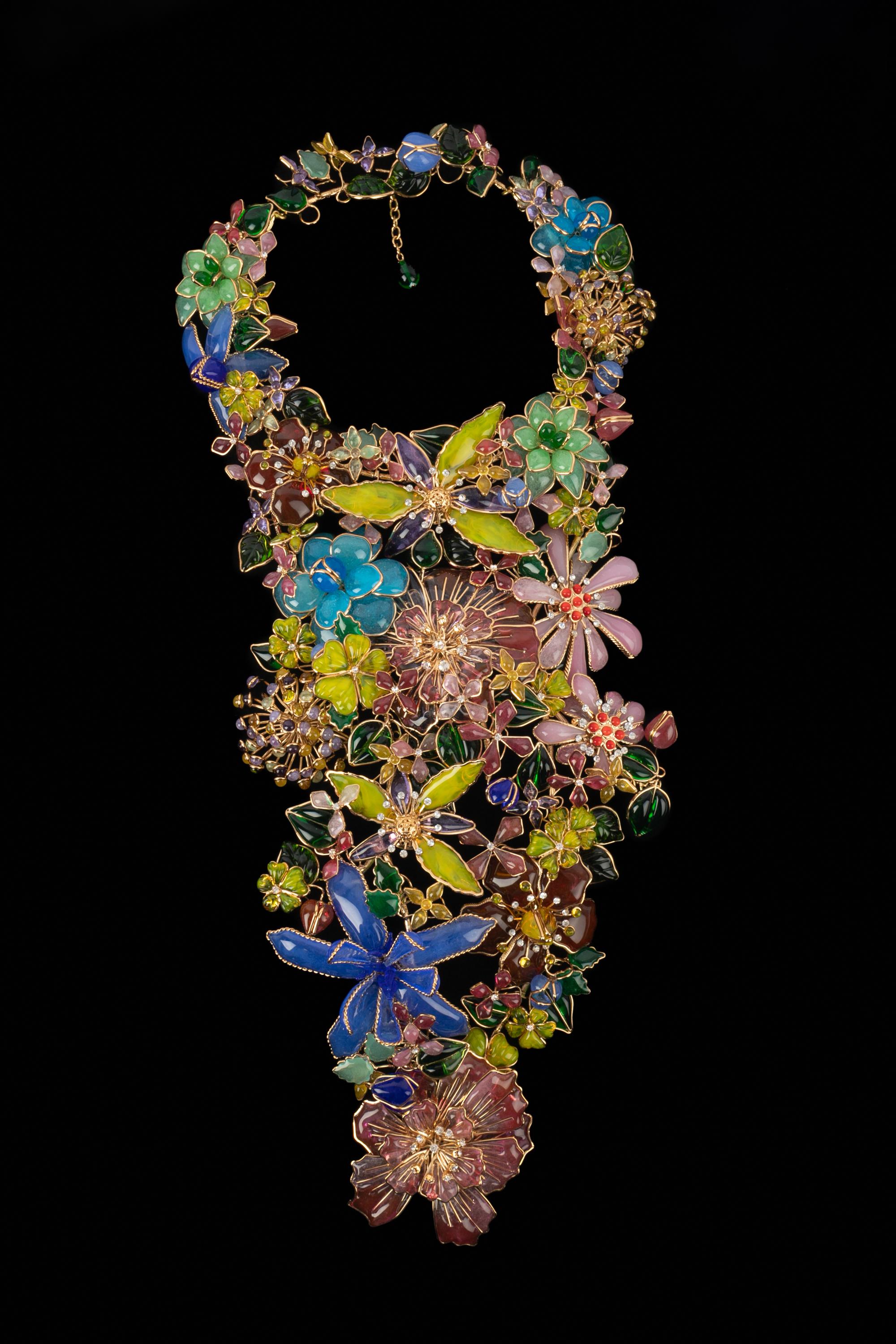 AUGUSTINE - (Made in France) Imponente collana articolata in metallo con fiori in pasta di vetro. Un pezzo unico disegnato appositamente per Les Merveilles de Babellou.

Condizioni:
Ottime condizioni

Dimensioni:
Circonferenza del collo: circa 38 cm