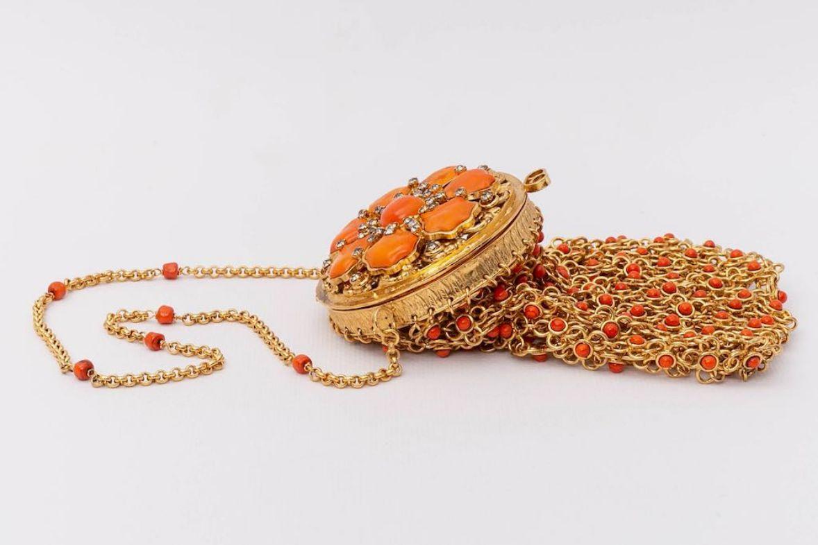 Augustine - Minaudière in gilded metal, glass paste and rhinestones.

Additional information: 

Dimensions: 
Length: 14 cm (5.51