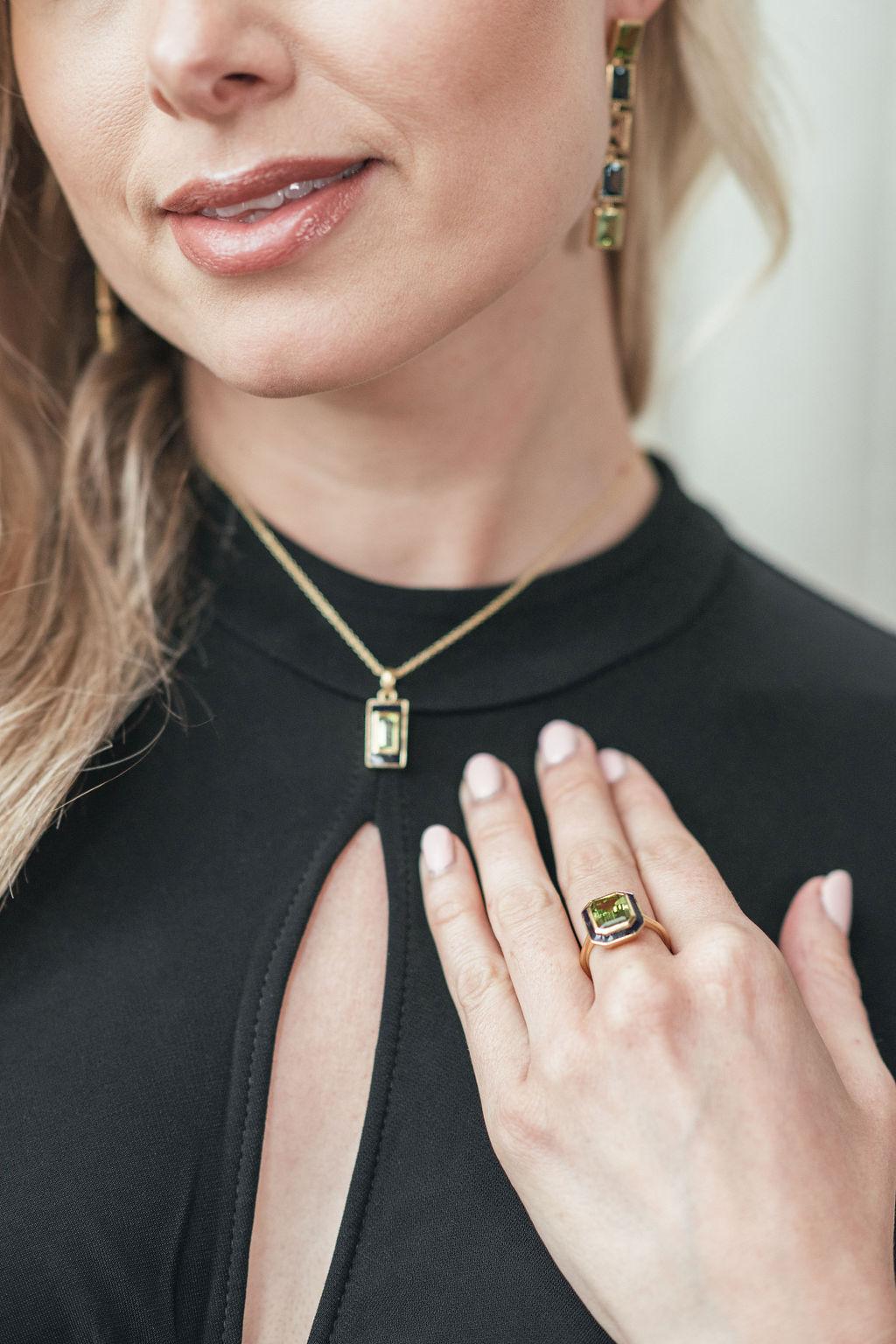 En venta: Anillo de cóctel Augustine Jewels Peridoto y esmalte azul marino  4