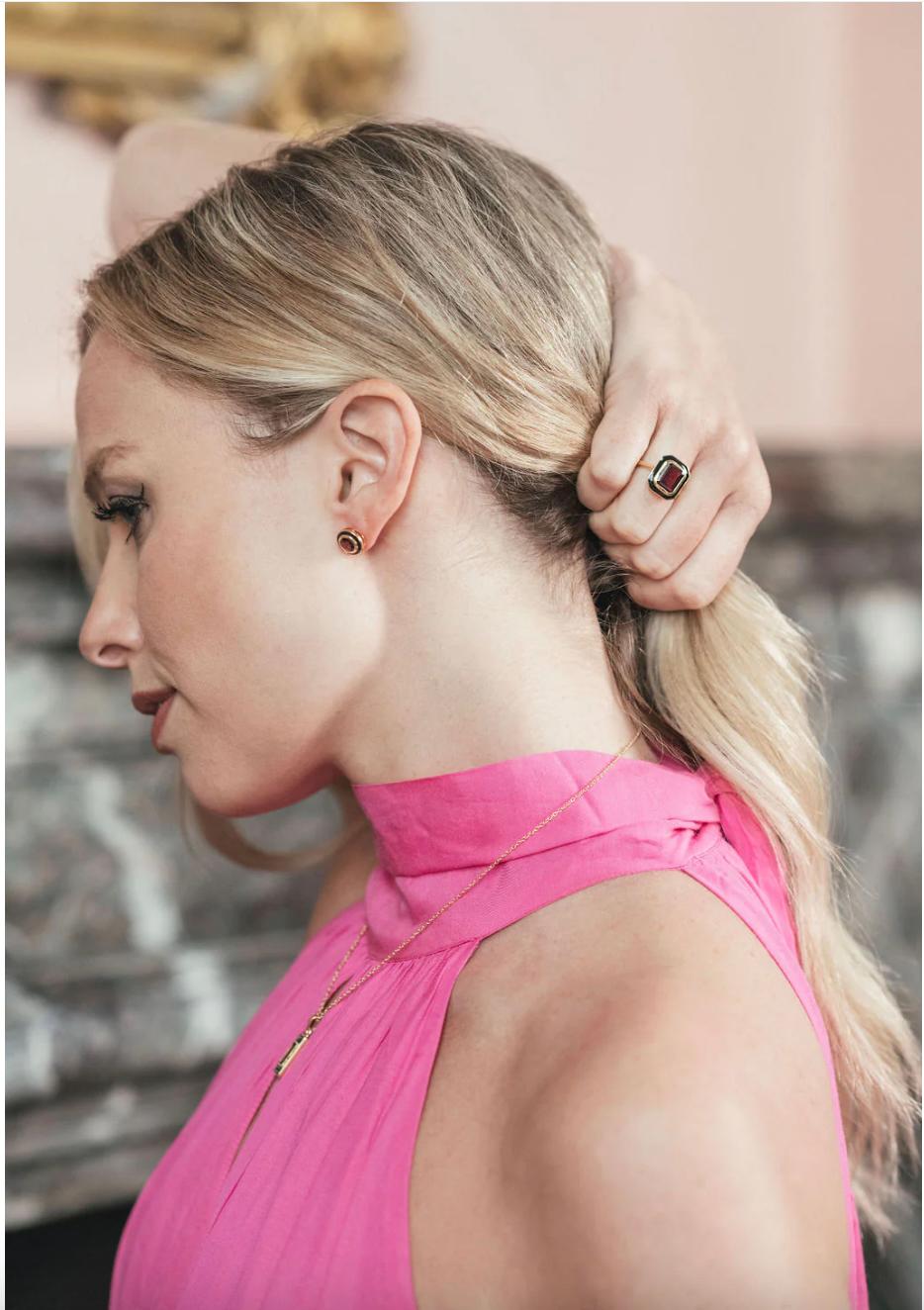 Queste splendide borchie con rodolite e smalto nero sono una rivisitazione moderna del classico orecchino senza tempo. Utilizzando lo smalto per fornire un ulteriore strato agli orecchini, la combinazione di nero, rosa e oro crea un orecchino