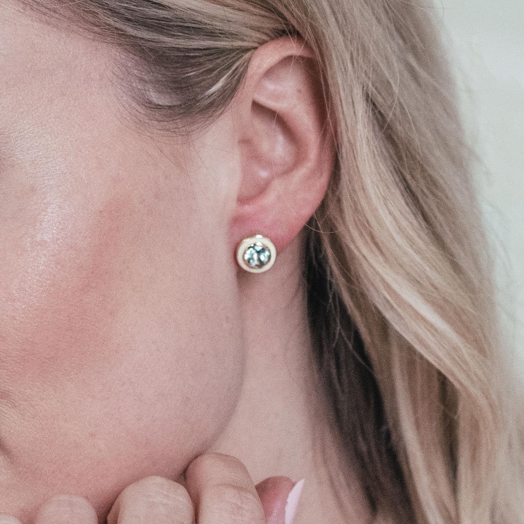 Augustine Jewell - Boucles d'oreilles en émail crème et topaze bleu ciel Neuf - En vente à London, GB