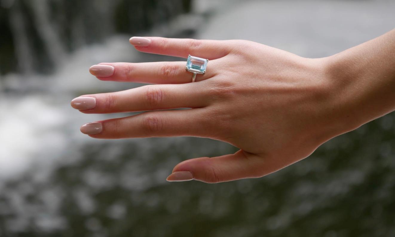 Cette bague en argent ou en or blanc massif avec topaze bleu ciel de notre Collection S'inspirant du Sud de la France est une bague de créateur remarquable qui peut être portée tous les jours pour vous rappeler les ciels d'été tout au long de