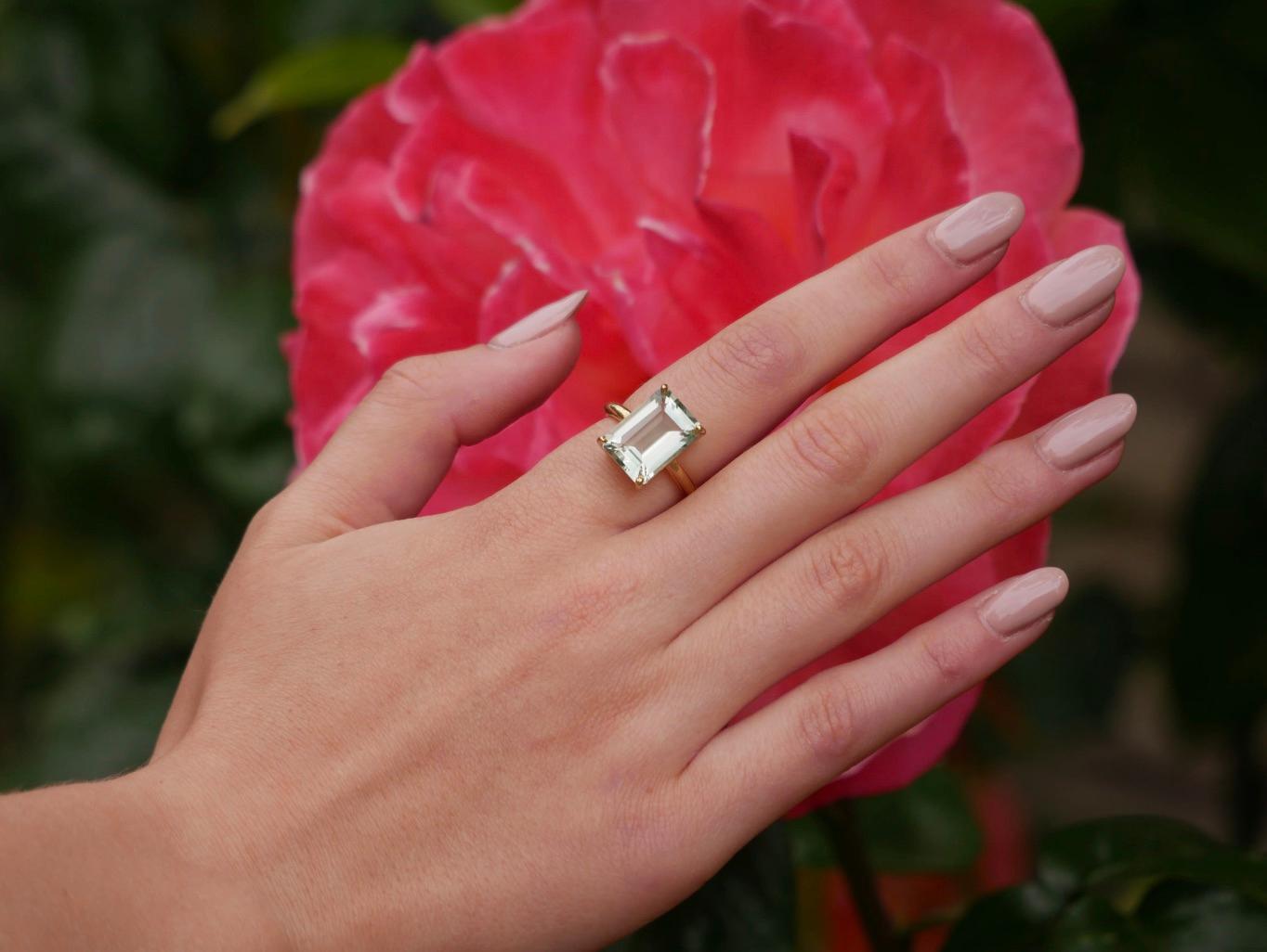 Dieser Ring aus Gelbgold mit grünem Amethyst oder massivem Gelbgold mit grünem Amethyst aus unserer von Südfrankreich inspirierten Schmuckkollektion ist ein hervorragender Designerring, der jeden Tag getragen werden kann und Sie das ganze Jahr über