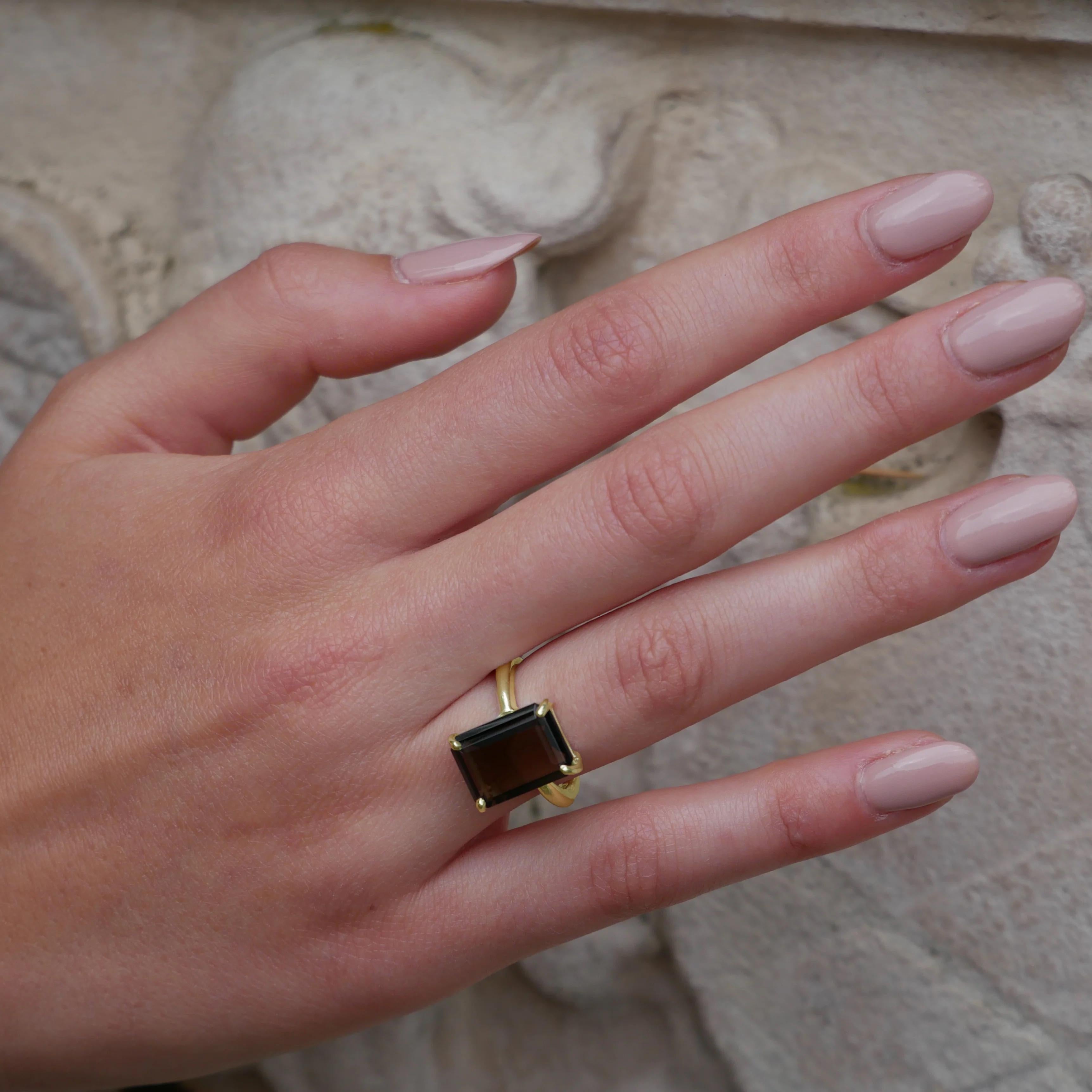 Este anillo de cuarzo ahumado en oro amarillo vermeil o anillo de cuarzo ahumado en oro amarillo macizo de nuestra colección de joyas inspiradas en el sur de Francia es un anillo de diseño excepcional que puedes llevar a diario y que te recordará
