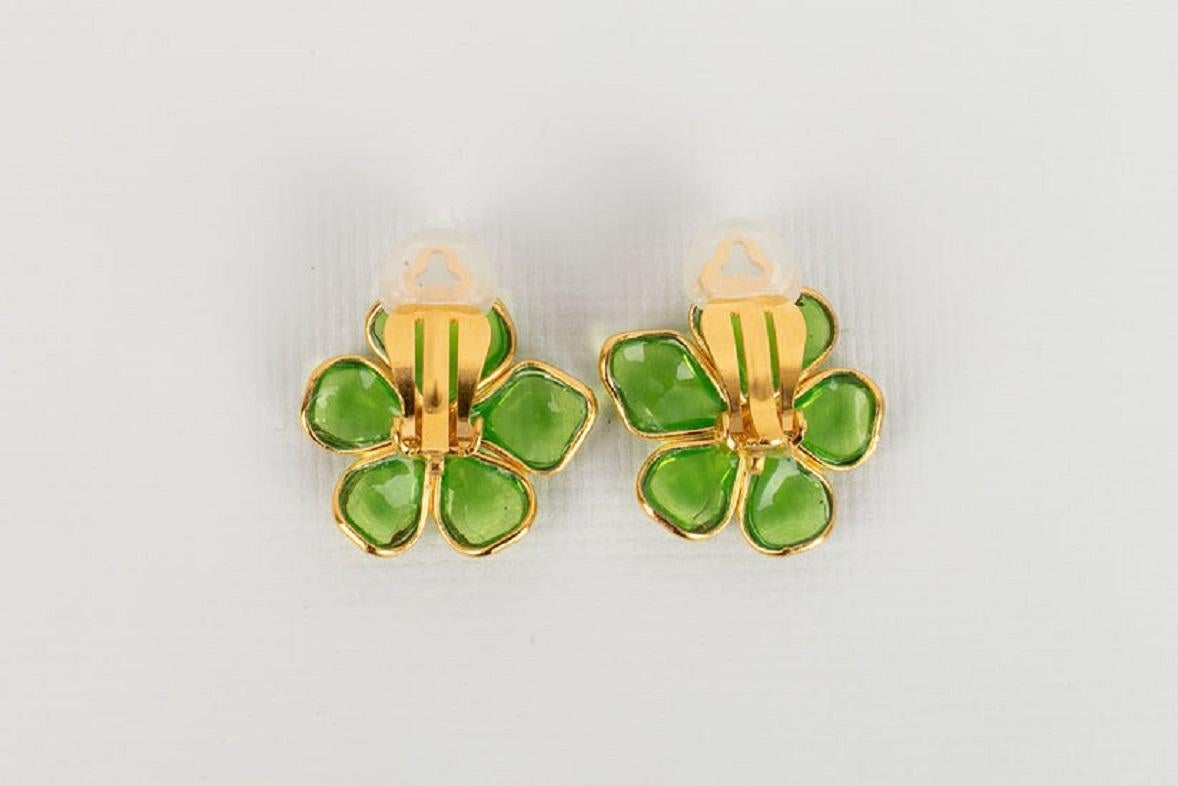 Augustine Light Green Glass Paste Clip Earrings In Excellent Condition For Sale In SAINT-OUEN-SUR-SEINE, FR