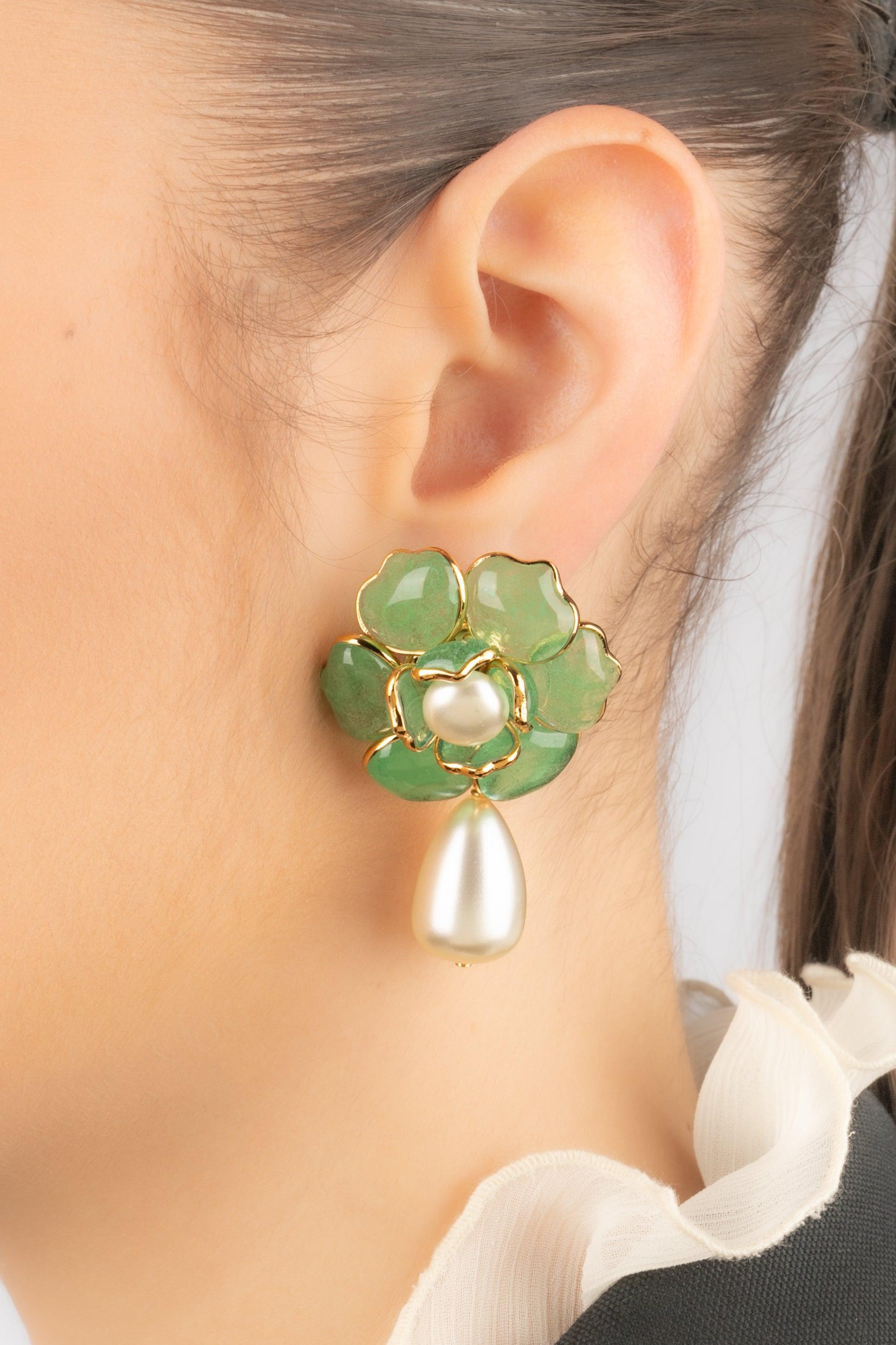 Augustine - (Made in France) Golden metal flowedr earrings with light-green glass paste and costume pearly drops.

Additional information:
Condition: Very good condition
Dimensions: Length: 5.5 cm

Seller Reference: BO1