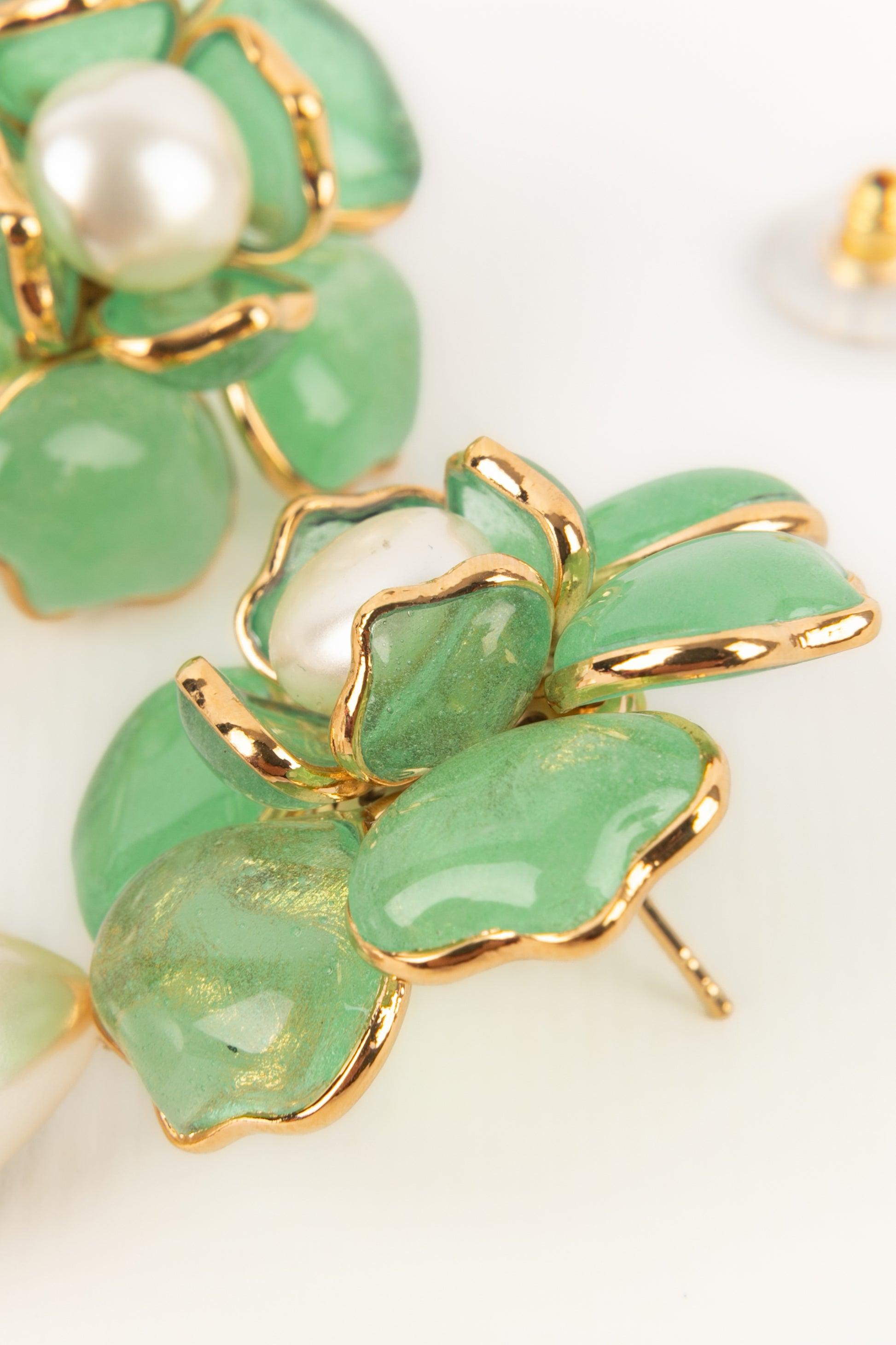 Augustine Light-green Glass Paste Golden Metal Flower Earrings In Excellent Condition For Sale In SAINT-OUEN-SUR-SEINE, FR