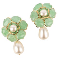 Augustine, boucles d'oreilles fleur en métal doré et pâte de verre vert clair