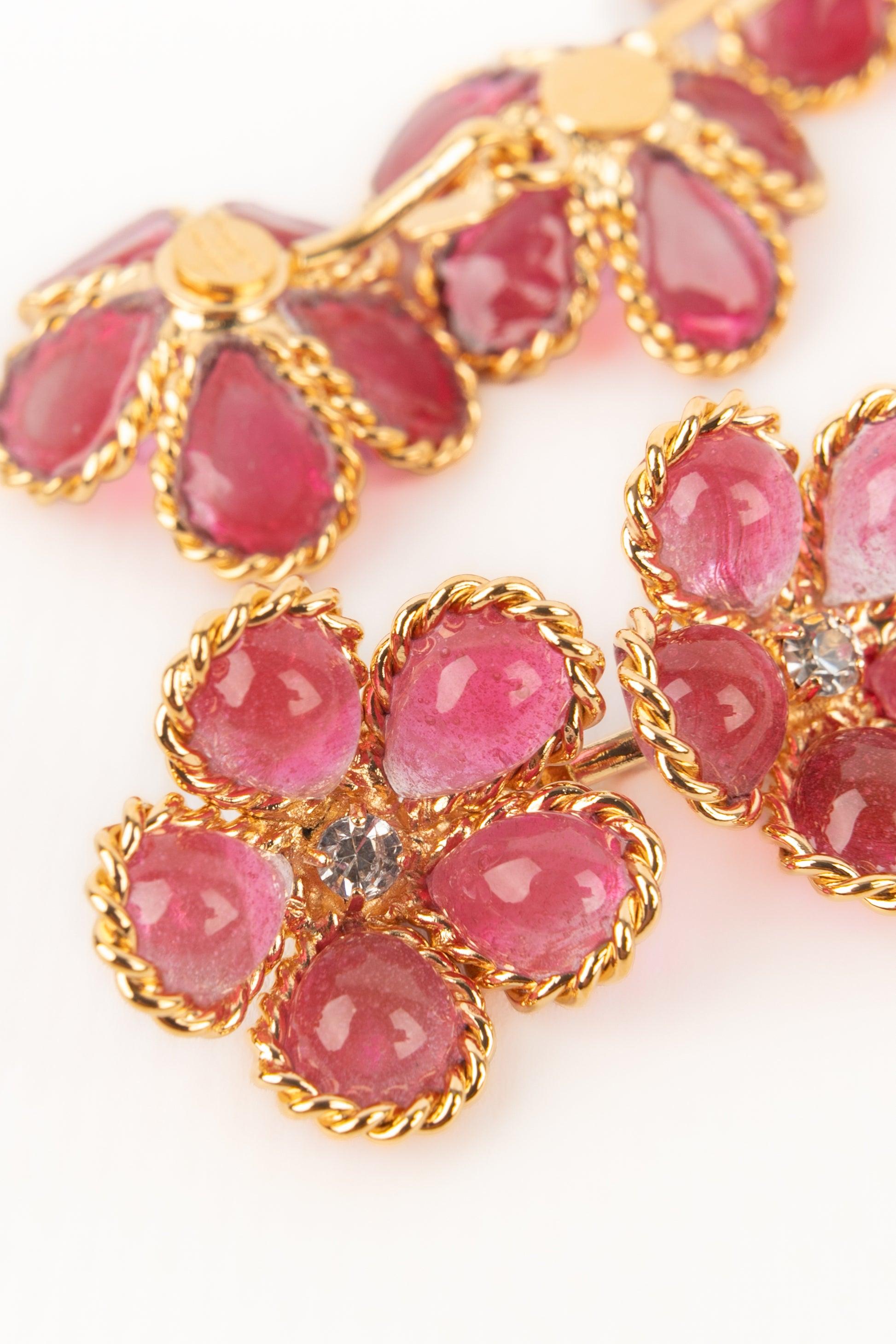 Augustine - Longues boucles d'oreilles en pâte de verre rose foncé Excellent état - En vente à SAINT-OUEN-SUR-SEINE, FR
