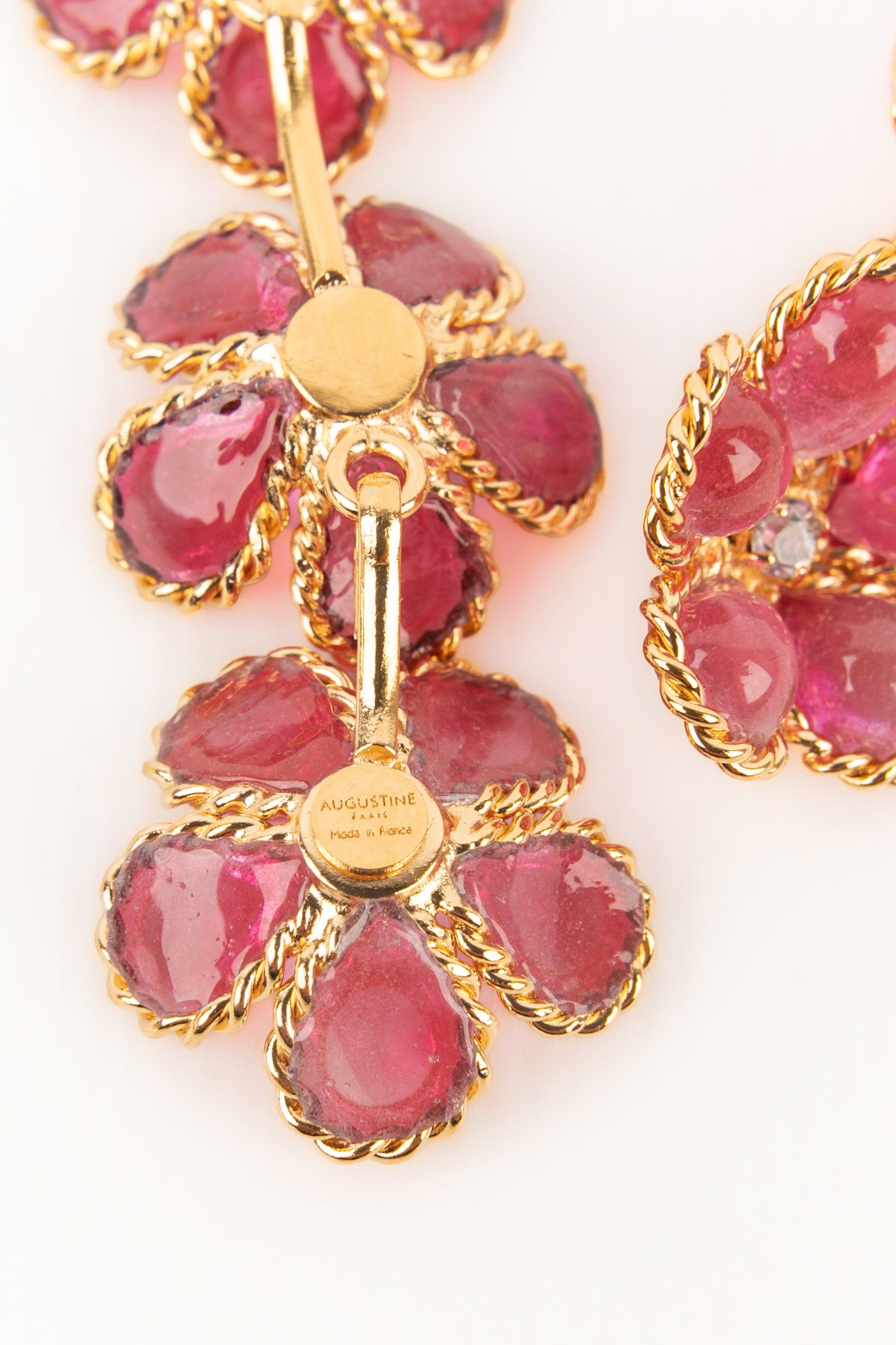 Augustine - Longues boucles d'oreilles en pâte de verre rose foncé en vente 1
