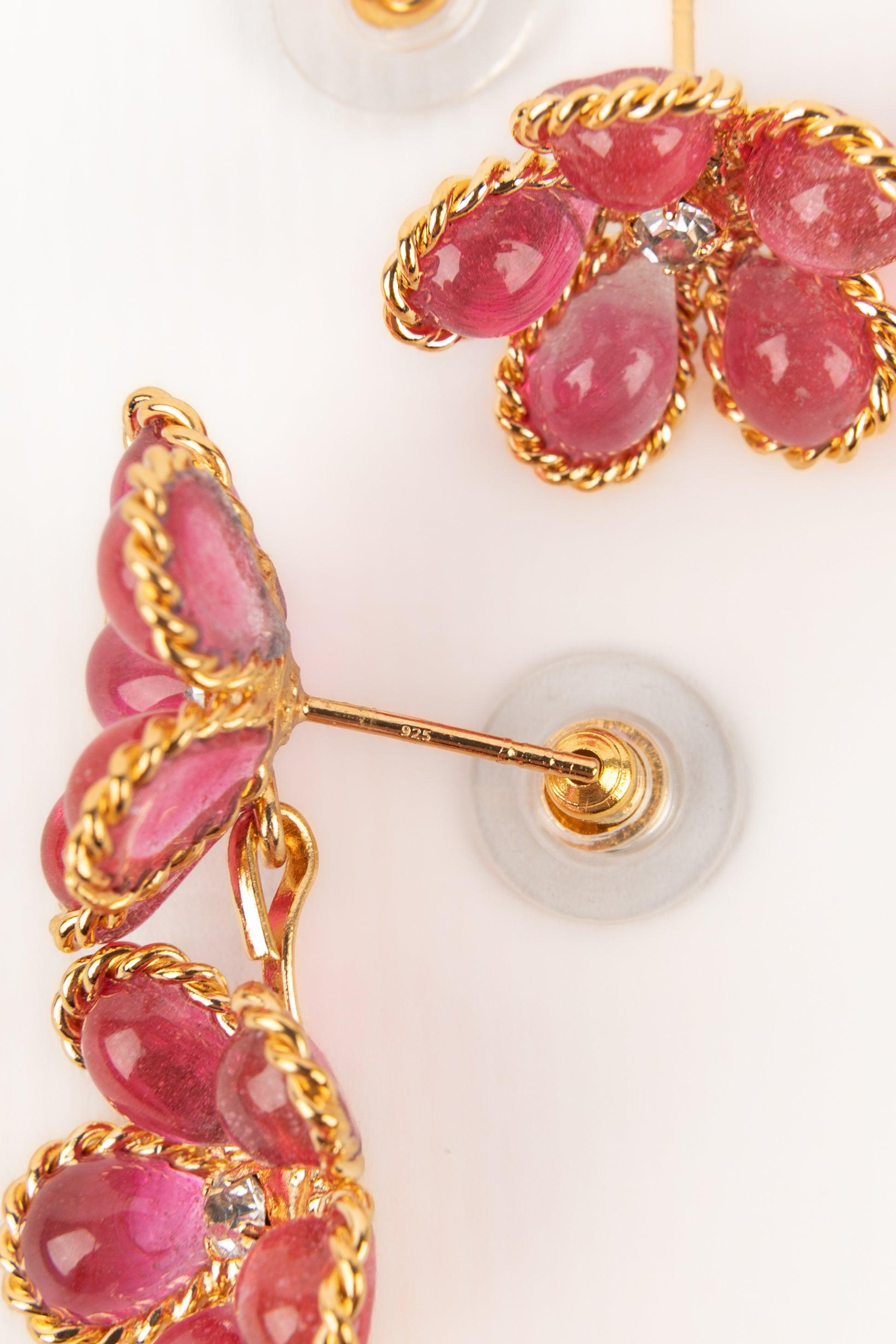 Augustine - Longues boucles d'oreilles en pâte de verre rose foncé en vente 2
