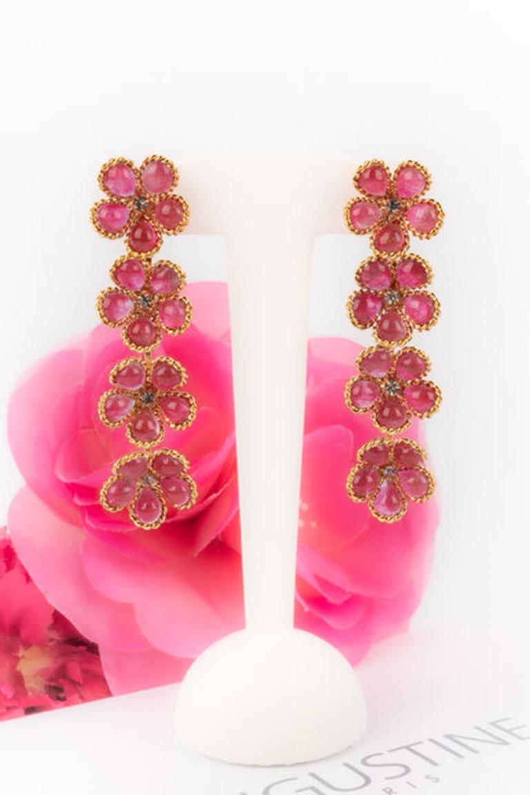 Augustine - Longues boucles d'oreilles en pâte de verre rose foncé en vente 3