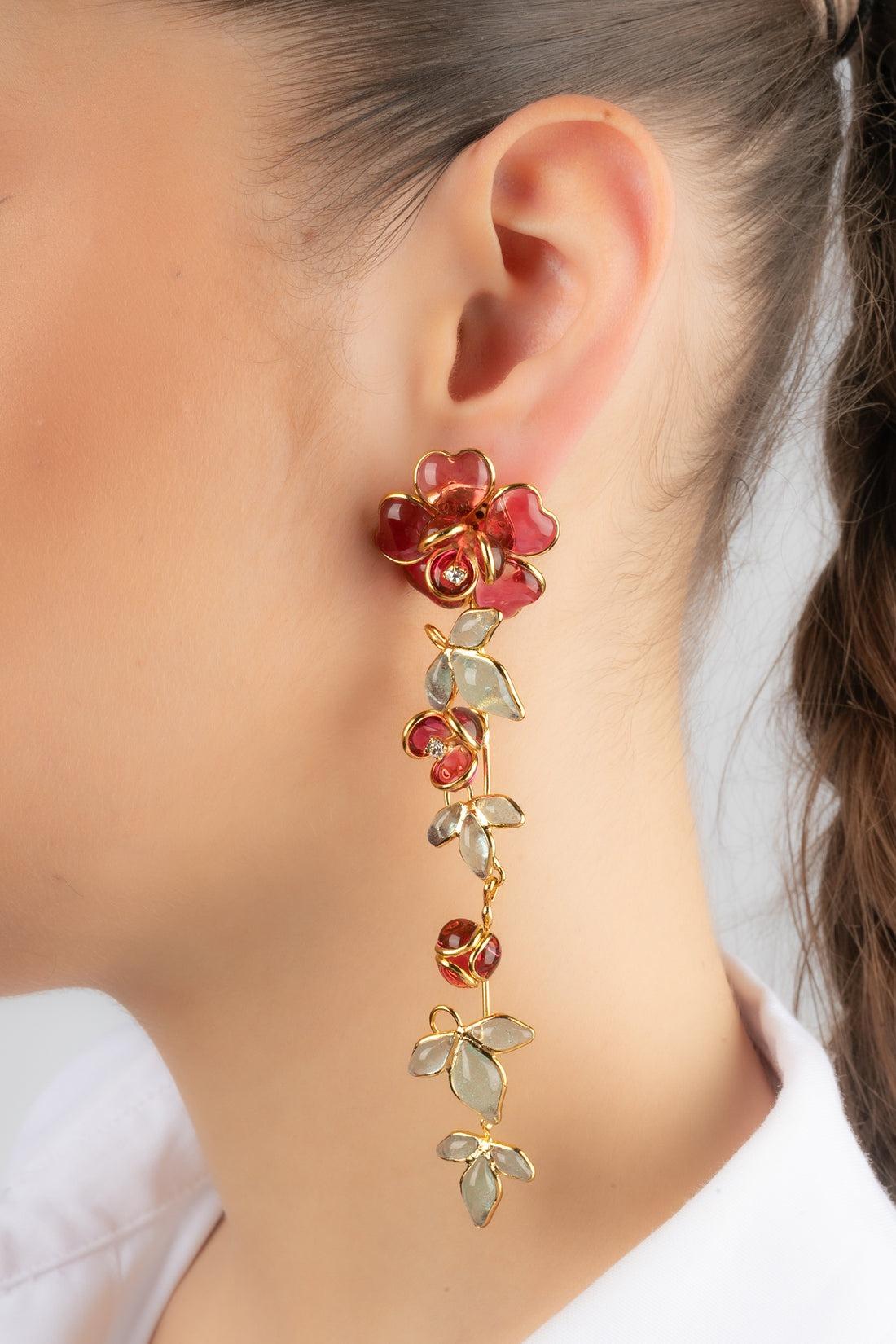 Augustine - (Made in France) Orecchini lunghi in metallo dorato con pasta di vetro rosa.

Informazioni aggiuntive:
Condizioni: Ottime condizioni
Dimensioni: Lunghezza: 13 cm

Riferimento del venditore: BO328