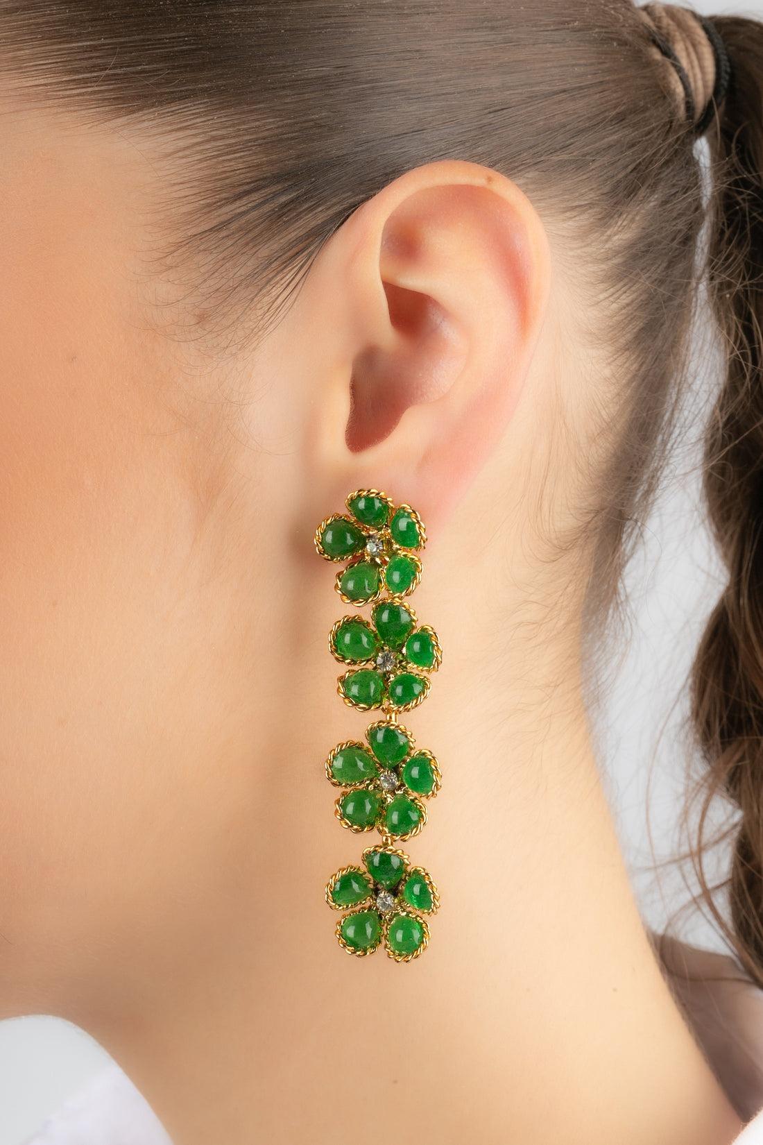 Augustine - (Made in France) Orecchini lunghi in metallo dorato con pasta di vetro e decorati con strass.

Informazioni aggiuntive:
Condizioni: Ottime condizioni
Dimensioni: Altezza: 7 cm

Riferimento del venditore: BO291