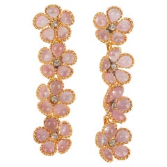 Pendientes largos Augustine de metal dorado con brillantes