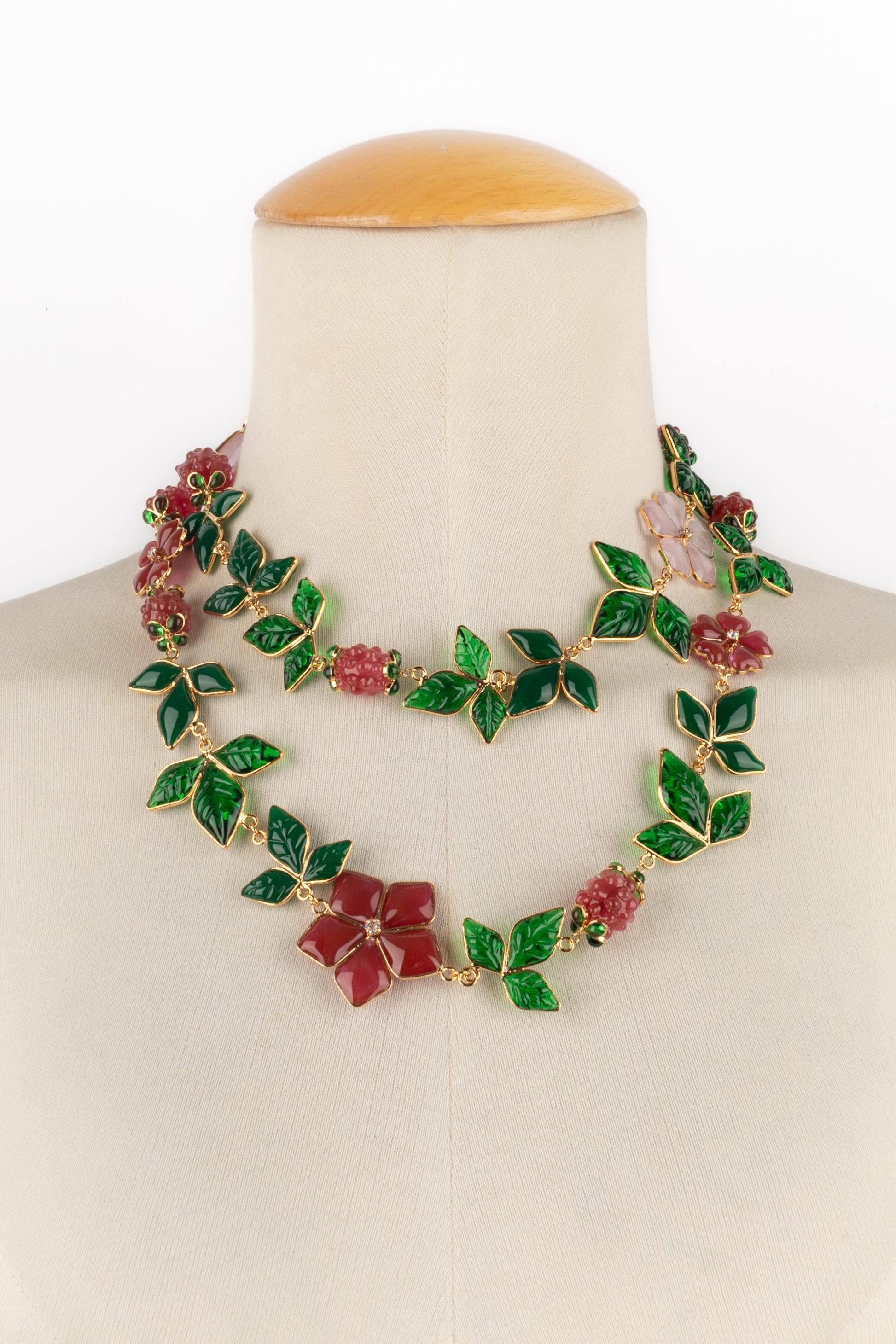 Augustine - (Made in France) Lunga collana in metallo dorato con pasta di vetro raffigurante fiori e lamponi.

Informazioni aggiuntive:
Condizioni: Ottime condizioni
Dimensioni: Lunghezza: 100 cm

Riferimento del venditore: BC235