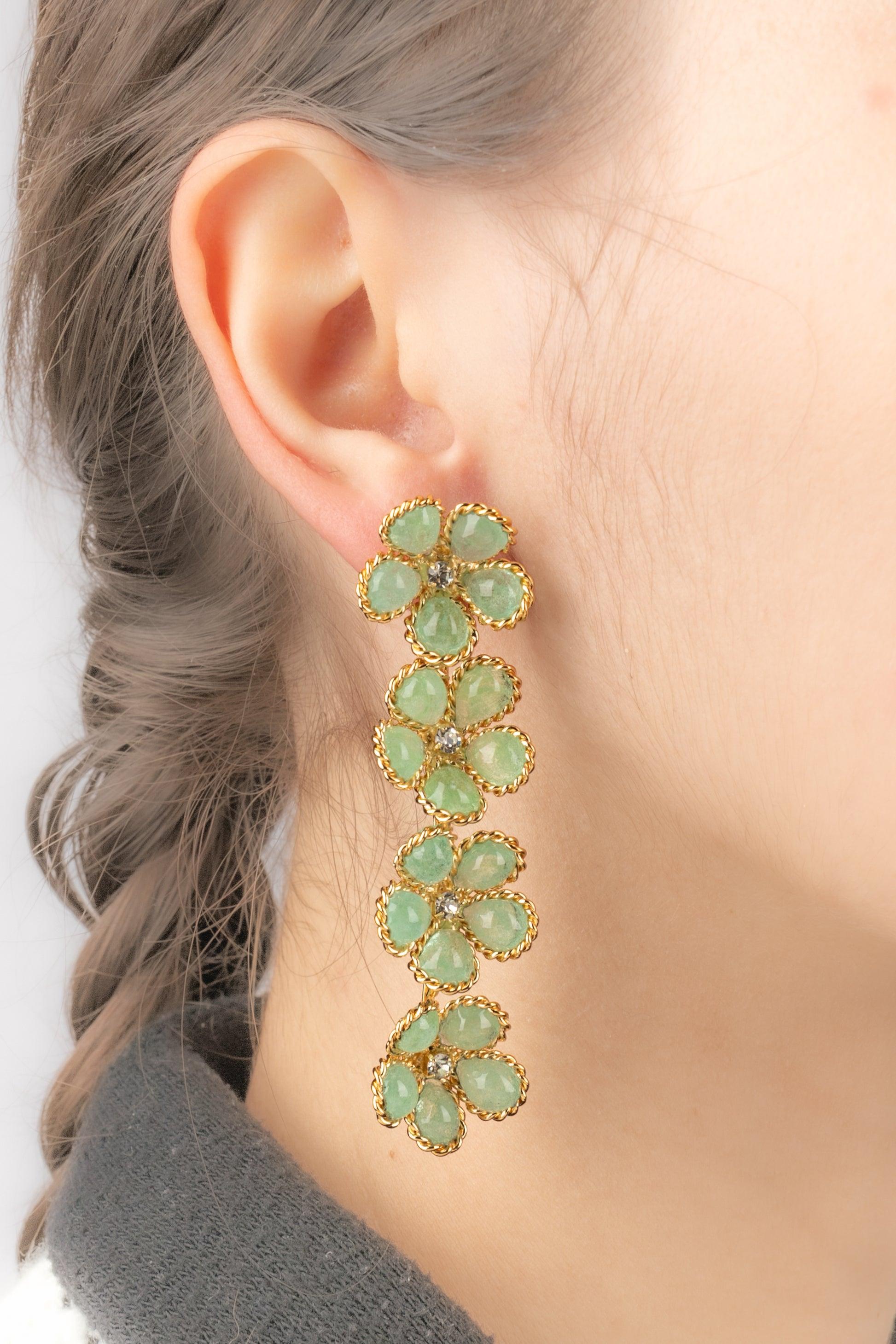 Augustine - (Fabriquée en France) Longues boucles d'oreilles en pâte de verre vert clair avec un cœur en strass.

Informations complémentaires :
Condit : Très bon état.
Dimensions : Longueur : 7 cm

Référence du vendeur : BO35