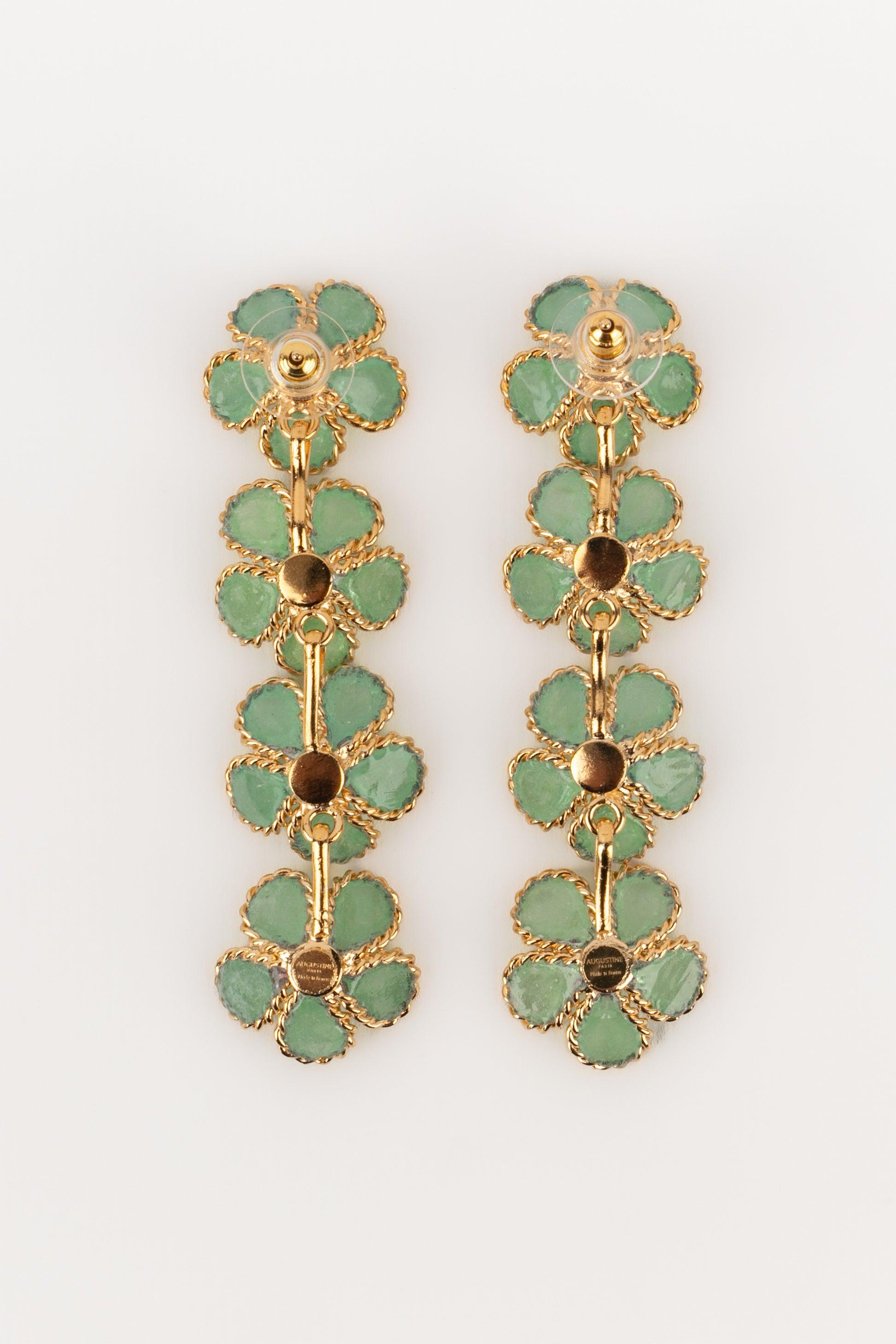 Longues boucles d'oreilles Augustine en pâte de verre vert clair en vente 1